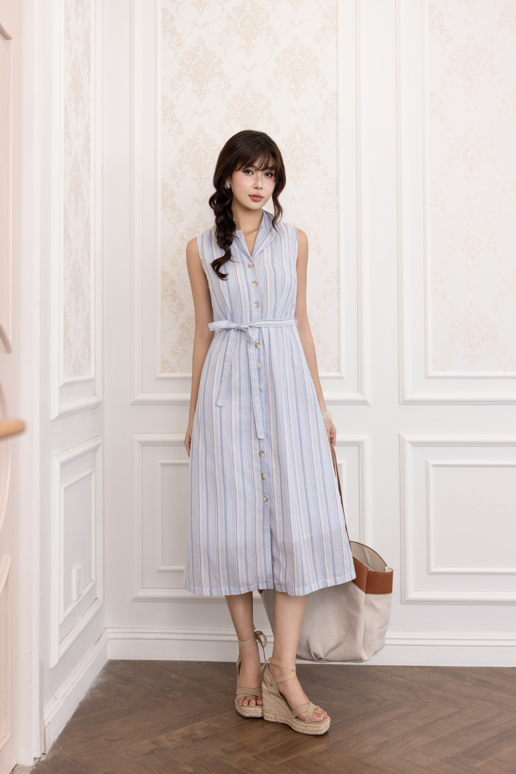 SWANLAKE | Váy Đầm Nữ Sơ Mi Sát Nách Cổ Bẻ Dây Thắt Eo Vải Xô Cotton Sọc Công Sở Dạo Phố Hè D13824LW01