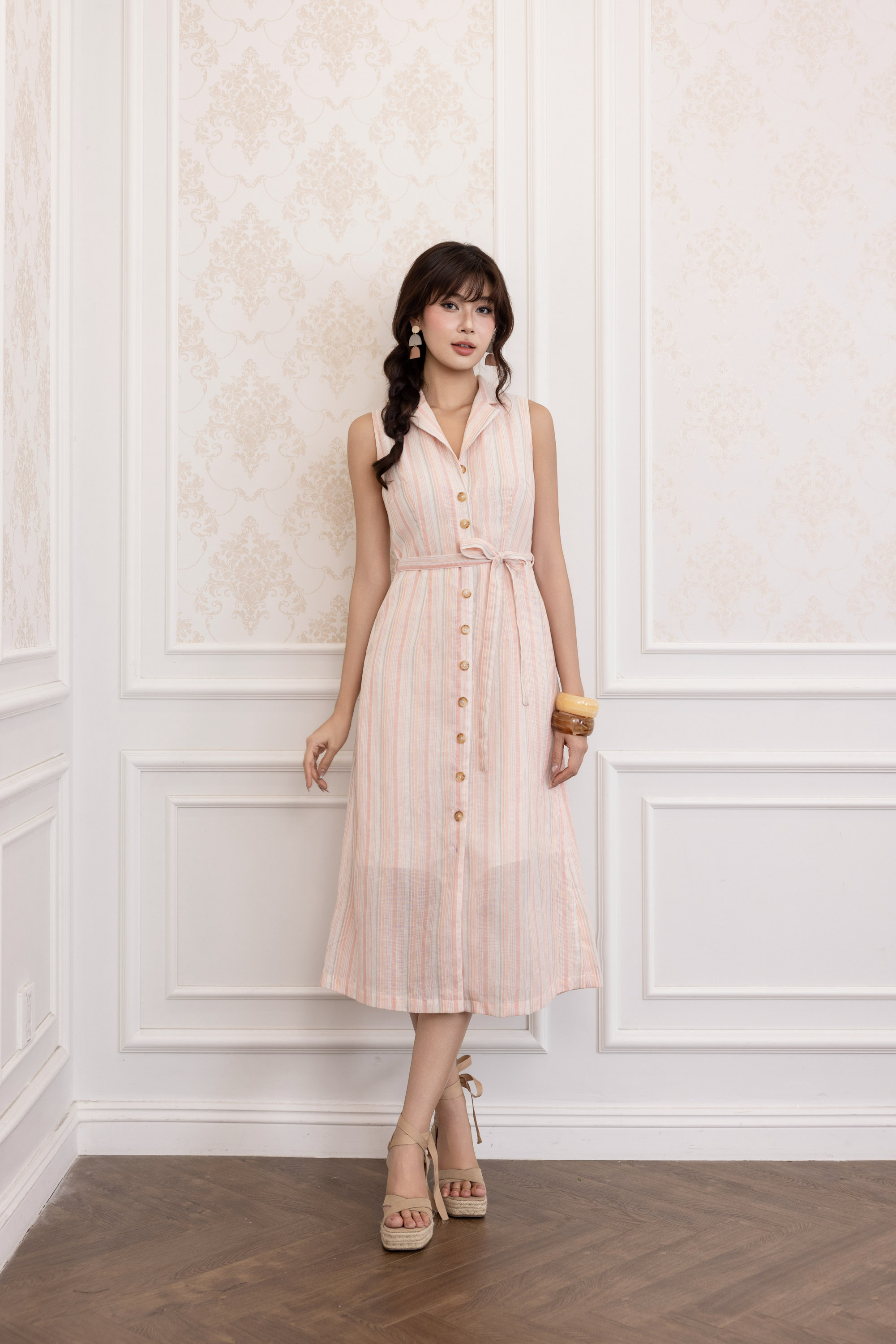 SWANLAKE | Váy Đầm Nữ Sơ Mi Sát Nách Cổ Bẻ Dây Thắt Eo Vải Xô Cotton Sọc Công Sở Dạo Phố Hè D13824LW01