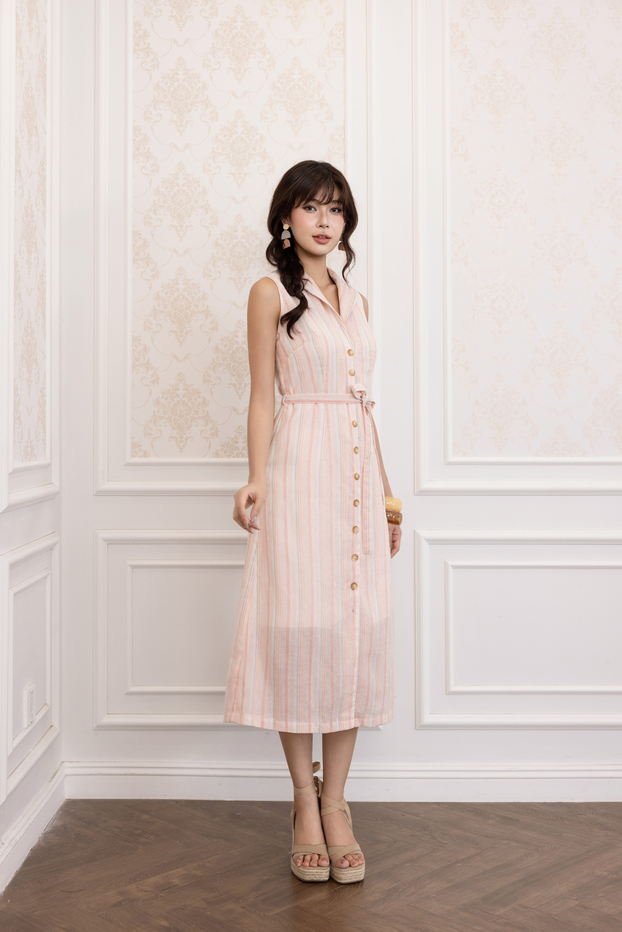 SWANLAKE | Váy Đầm Nữ Sơ Mi Sát Nách Cổ Bẻ Dây Thắt Eo Vải Xô Cotton Sọc Công Sở Dạo Phố Hè D13824LW01