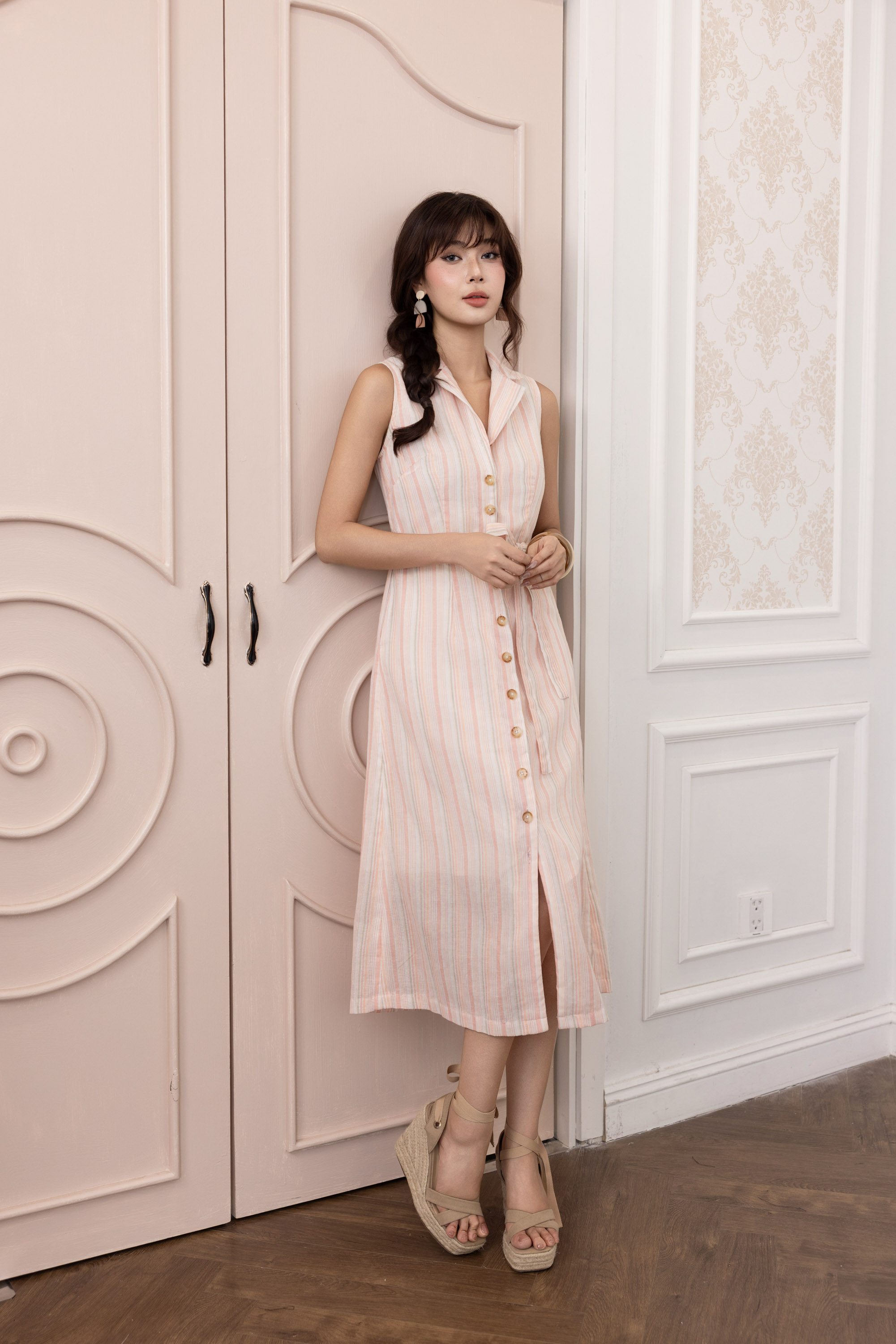 SWANLAKE | Váy Đầm Nữ Sơ Mi Sát Nách Cổ Bẻ Dây Thắt Eo Vải Xô Cotton Sọc Công Sở Dạo Phố Hè D13824LW01
