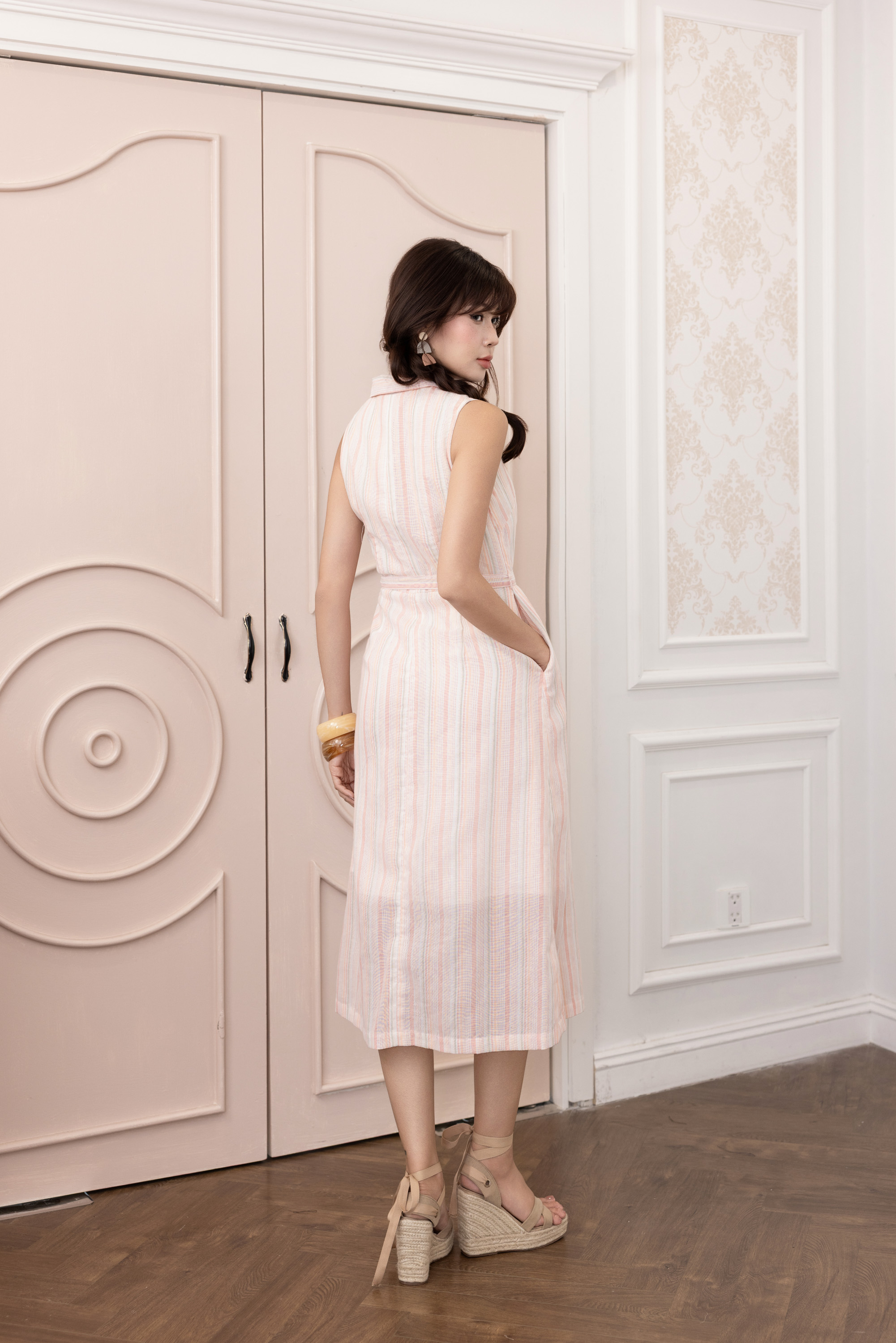 SWANLAKE | Váy Đầm Nữ Sơ Mi Sát Nách Cổ Bẻ Dây Thắt Eo Vải Xô Cotton Sọc Công Sở Dạo Phố Hè D13824LW01