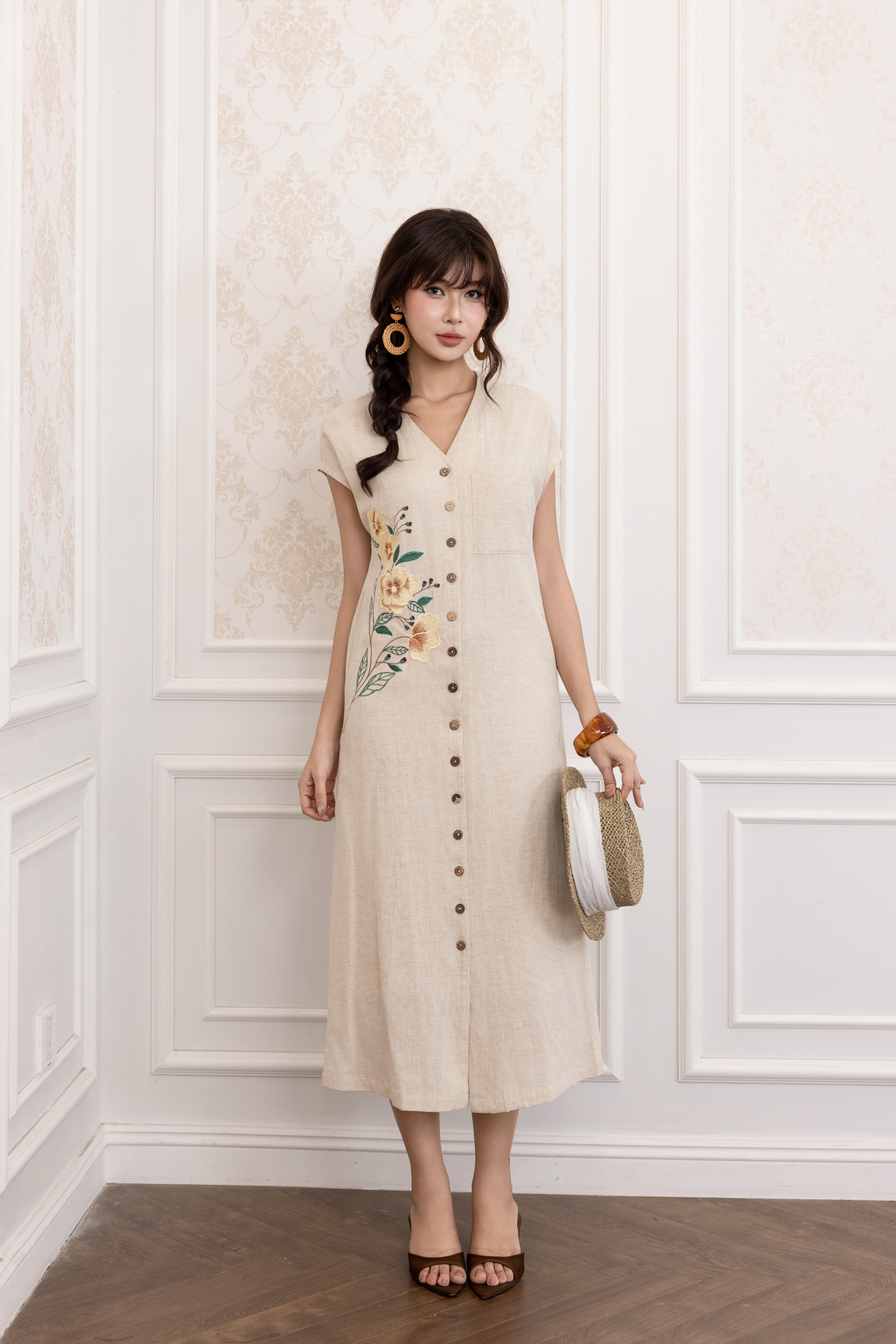 SWANLAKE | Váy Đầm Nữ Maxi Suông Tay Hến Cổ Chữ V Cài Nút Vải Linen Thêu Hoa Công Sở Dạo Phố D13782LW01