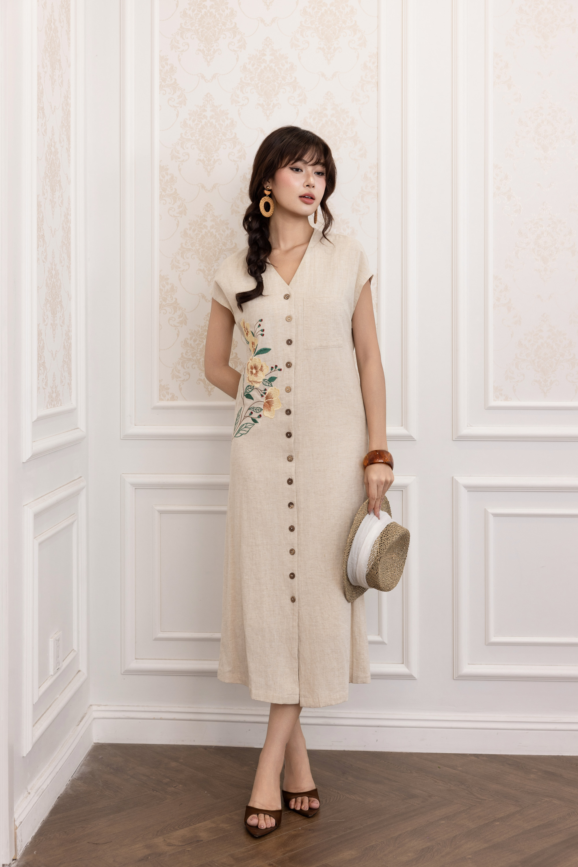 SWANLAKE | Váy Đầm Nữ Maxi Suông Tay Hến Cổ Chữ V Cài Nút Vải Linen Thêu Hoa Công Sở Dạo Phố D13782LW01
