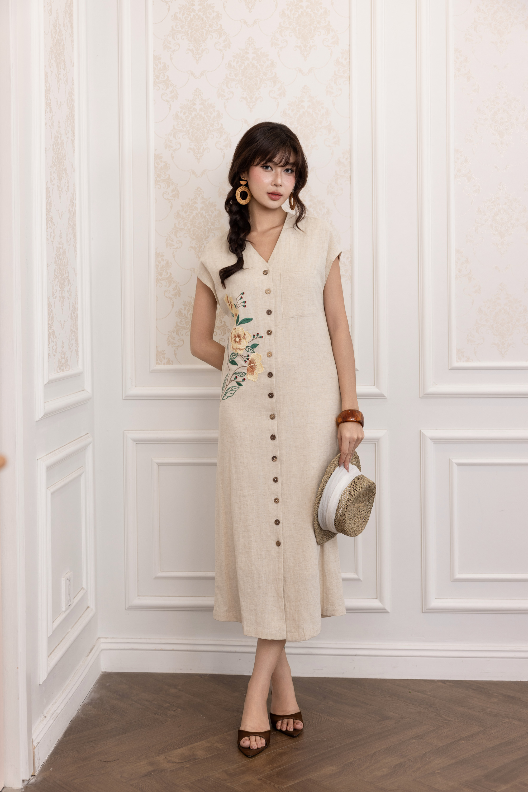 SWANLAKE | Váy Đầm Nữ Maxi Suông Tay Hến Cổ Chữ V Cài Nút Vải Linen Thêu Hoa Công Sở Dạo Phố D13782LW01