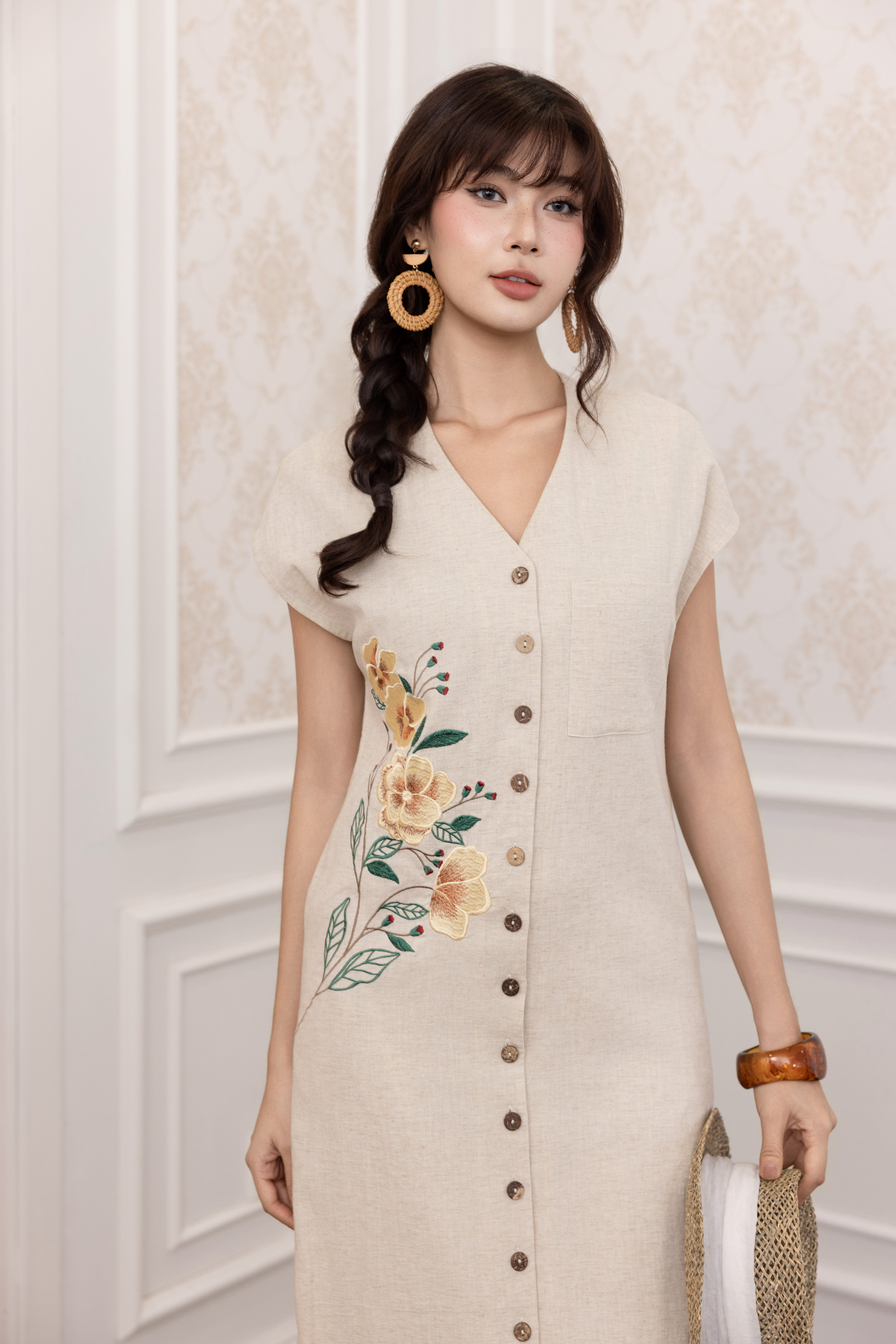SWANLAKE | Váy Đầm Nữ Maxi Suông Tay Hến Cổ Chữ V Cài Nút Vải Linen Thêu Hoa Công Sở Dạo Phố D13782LW01