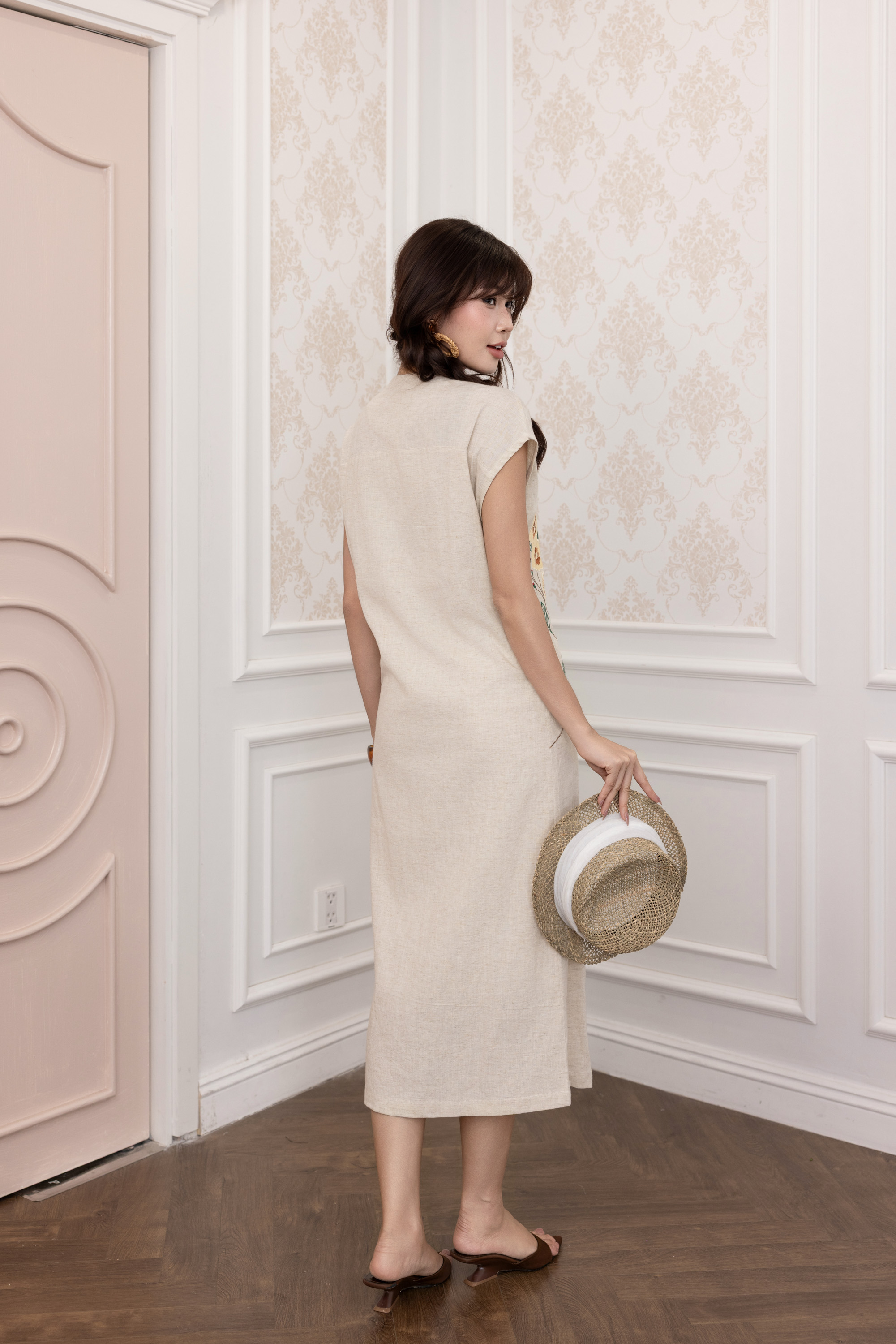 SWANLAKE | Váy Đầm Nữ Maxi Suông Tay Hến Cổ Chữ V Cài Nút Vải Linen Thêu Hoa Công Sở Dạo Phố D13782LW01