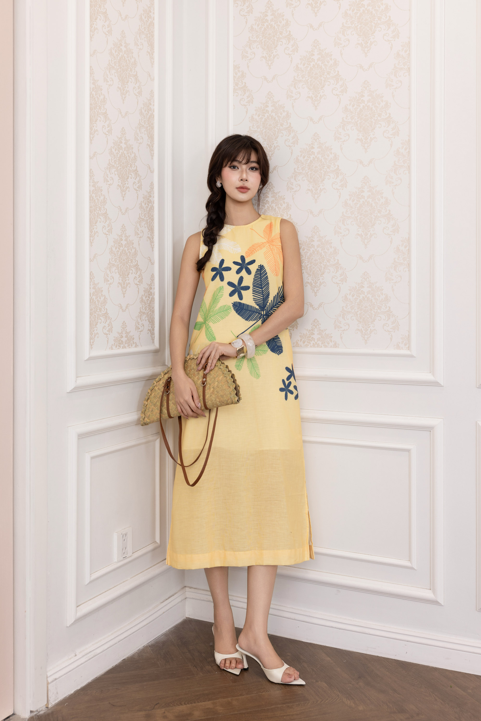 SWANLAKE | Váy Đầm Nữ Maxi Suông Sát Nách Xẻ Tà Linen Lụa In Hoa Cổ Tròn Du Lịch Biển Hè D12380LW06