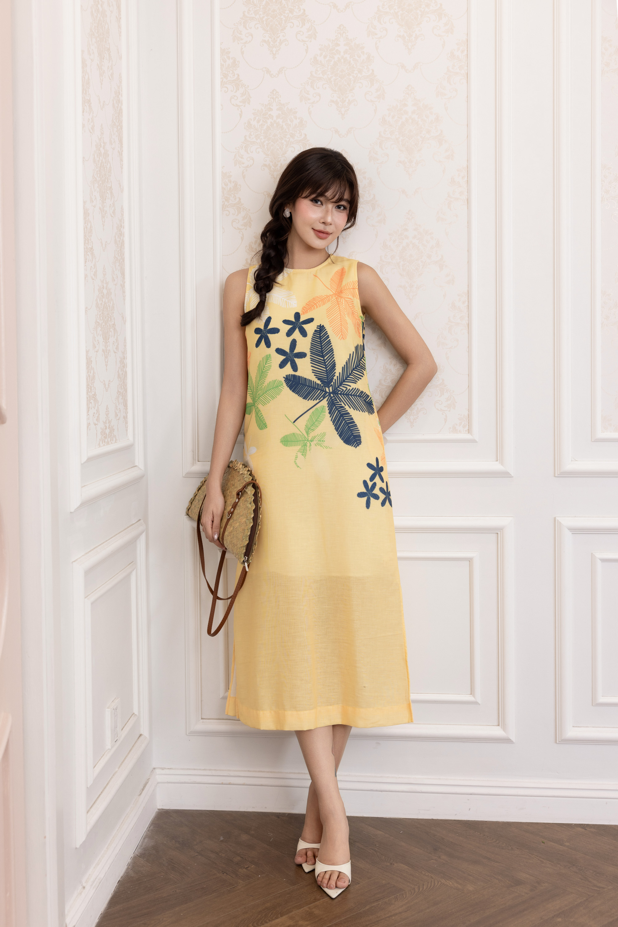SWANLAKE | Váy Đầm Nữ Maxi Suông Sát Nách Xẻ Tà Linen Lụa In Hoa Cổ Tròn Du Lịch Biển Hè D12380LW06