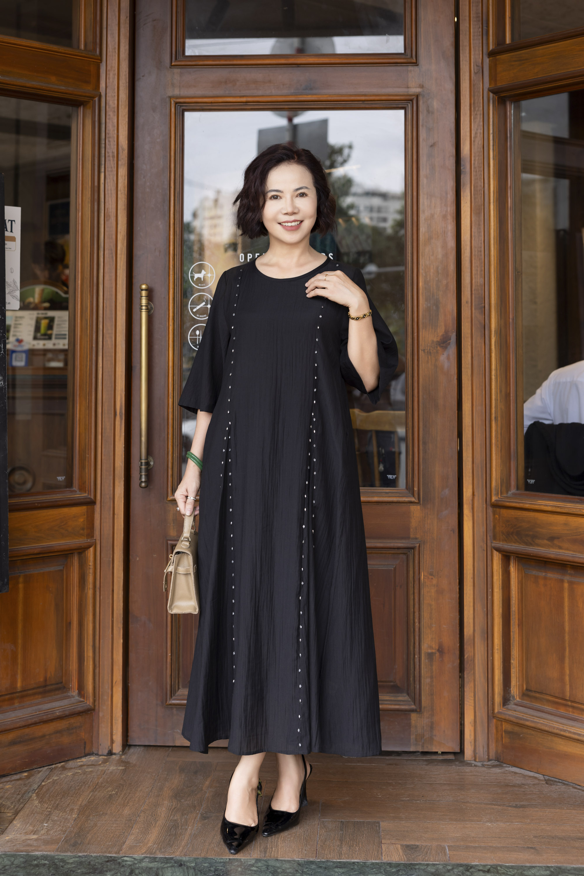 M COLLECTION | Váy Đầm Suông Trơn Nữ Trung Niên Tặng Mẹ Vải Tơ Cát Thêu Viền Tay Lỡ Cổ Tròn D11193LW01