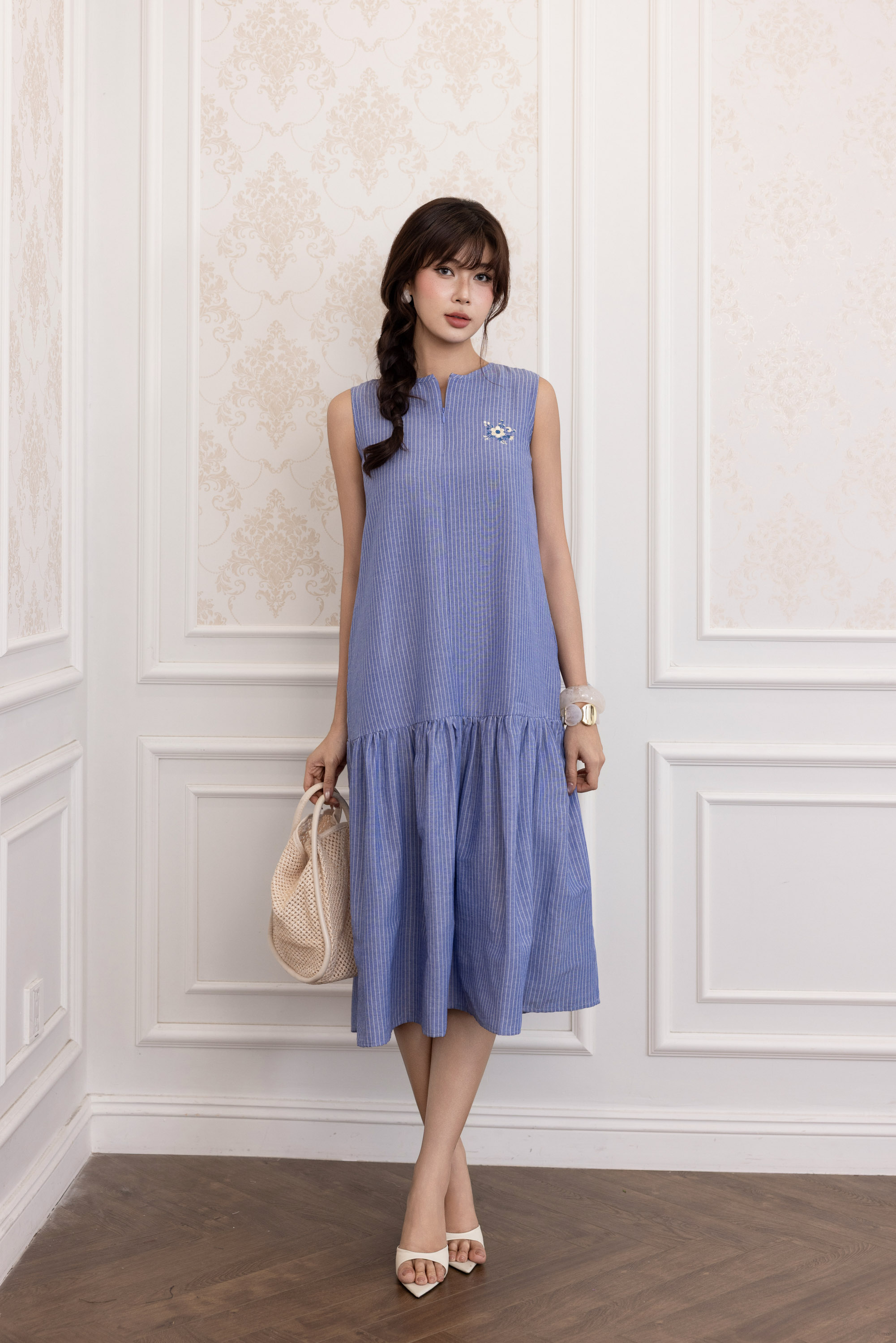 SWANLAKE | Váy Đầm Nữ Suông Sát Nách Vải Cotton Sọc Cổ Trụ Xẻ Bèo Nhún Dạo Phố Du Lịch Hè D13798LW01