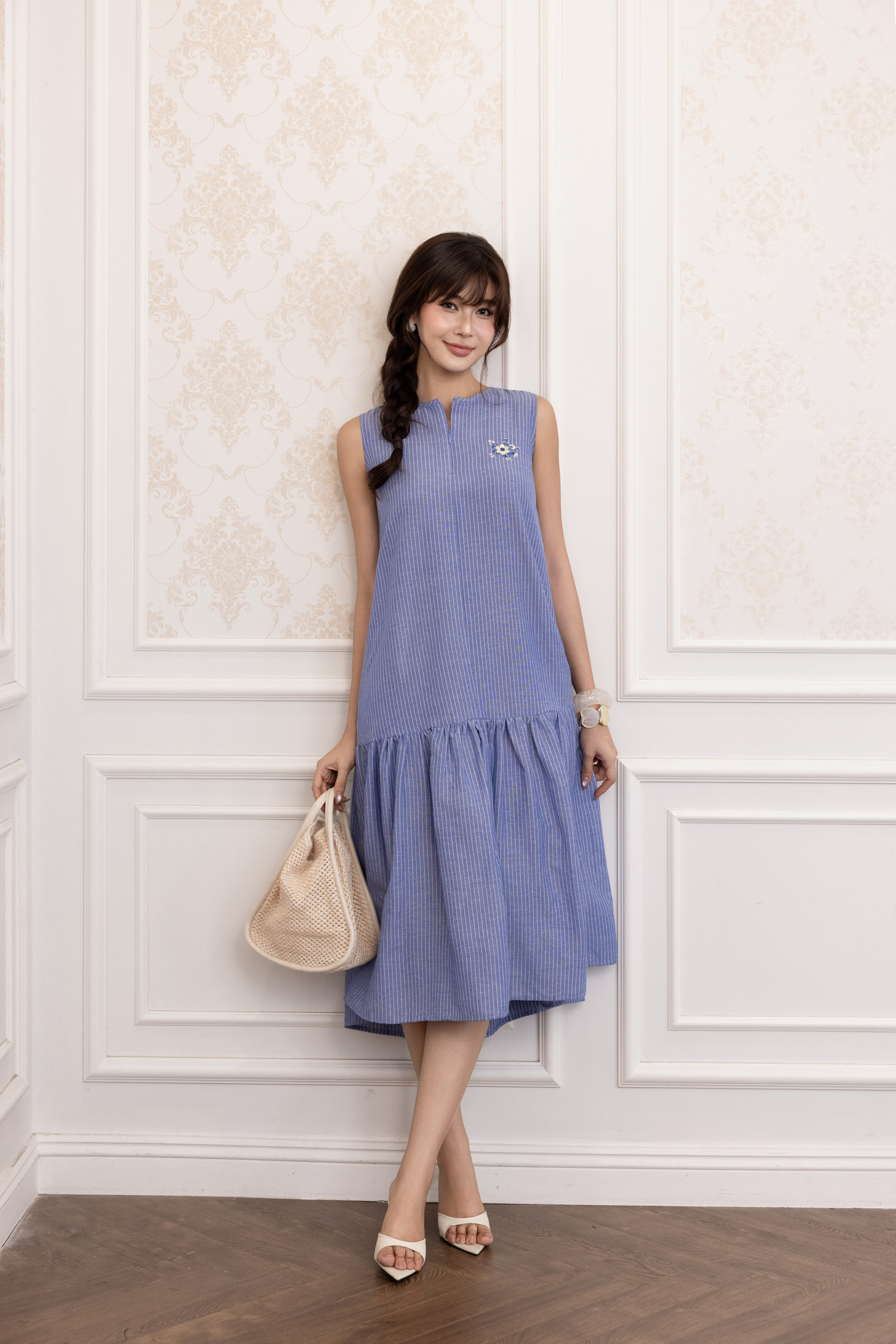 SWANLAKE | Váy Đầm Nữ Suông Sát Nách Vải Cotton Sọc Cổ Trụ Xẻ Bèo Nhún Dạo Phố Du Lịch Hè D13798LW01