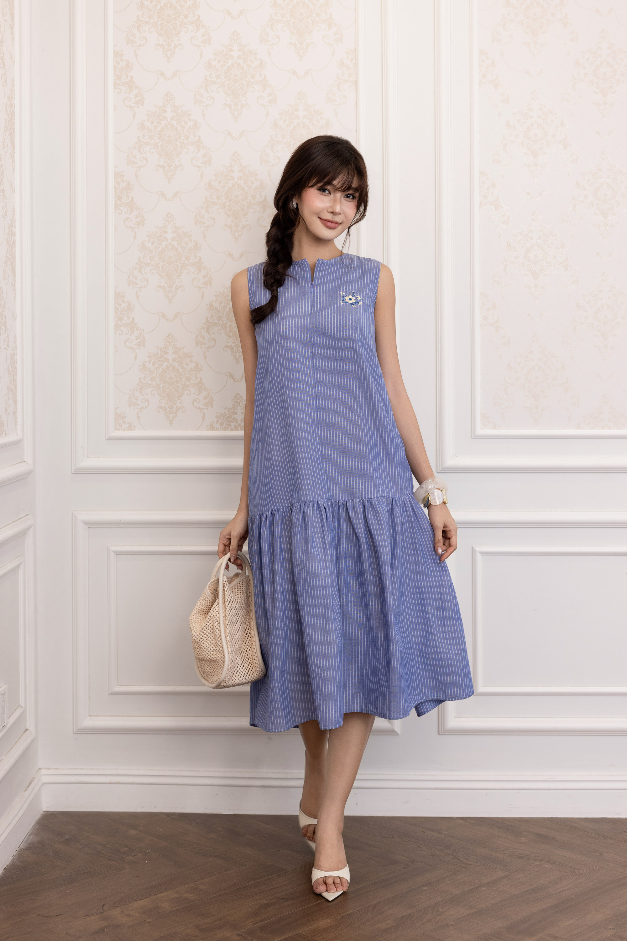 SWANLAKE | Váy Đầm Nữ Suông Sát Nách Vải Cotton Sọc Cổ Trụ Xẻ Bèo Nhún Dạo Phố Du Lịch Hè D13798LW01