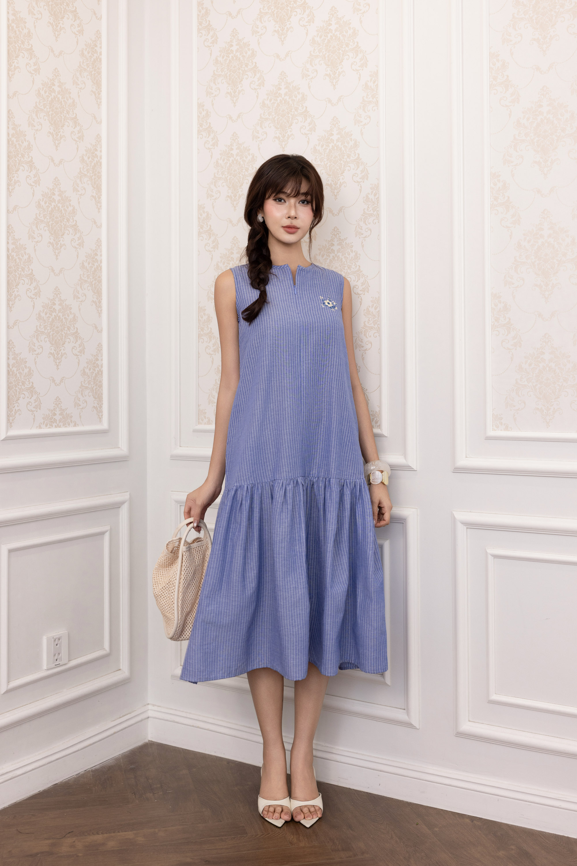 SWANLAKE | Váy Đầm Nữ Suông Sát Nách Vải Cotton Sọc Cổ Trụ Xẻ Bèo Nhún Dạo Phố Du Lịch Hè D13798LW01