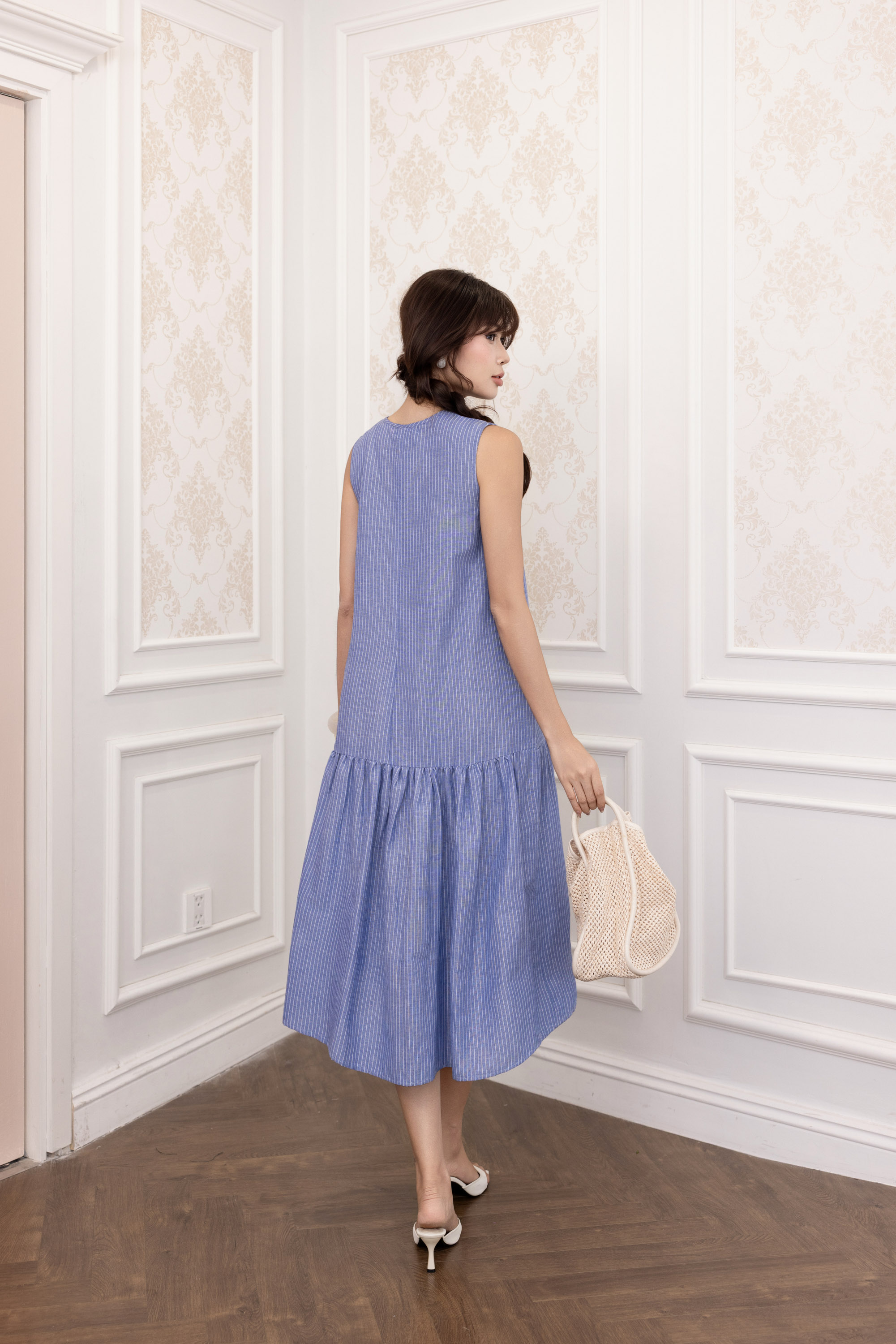SWANLAKE | Váy Đầm Nữ Suông Sát Nách Vải Cotton Sọc Cổ Trụ Xẻ Bèo Nhún Dạo Phố Du Lịch Hè D13798LW01