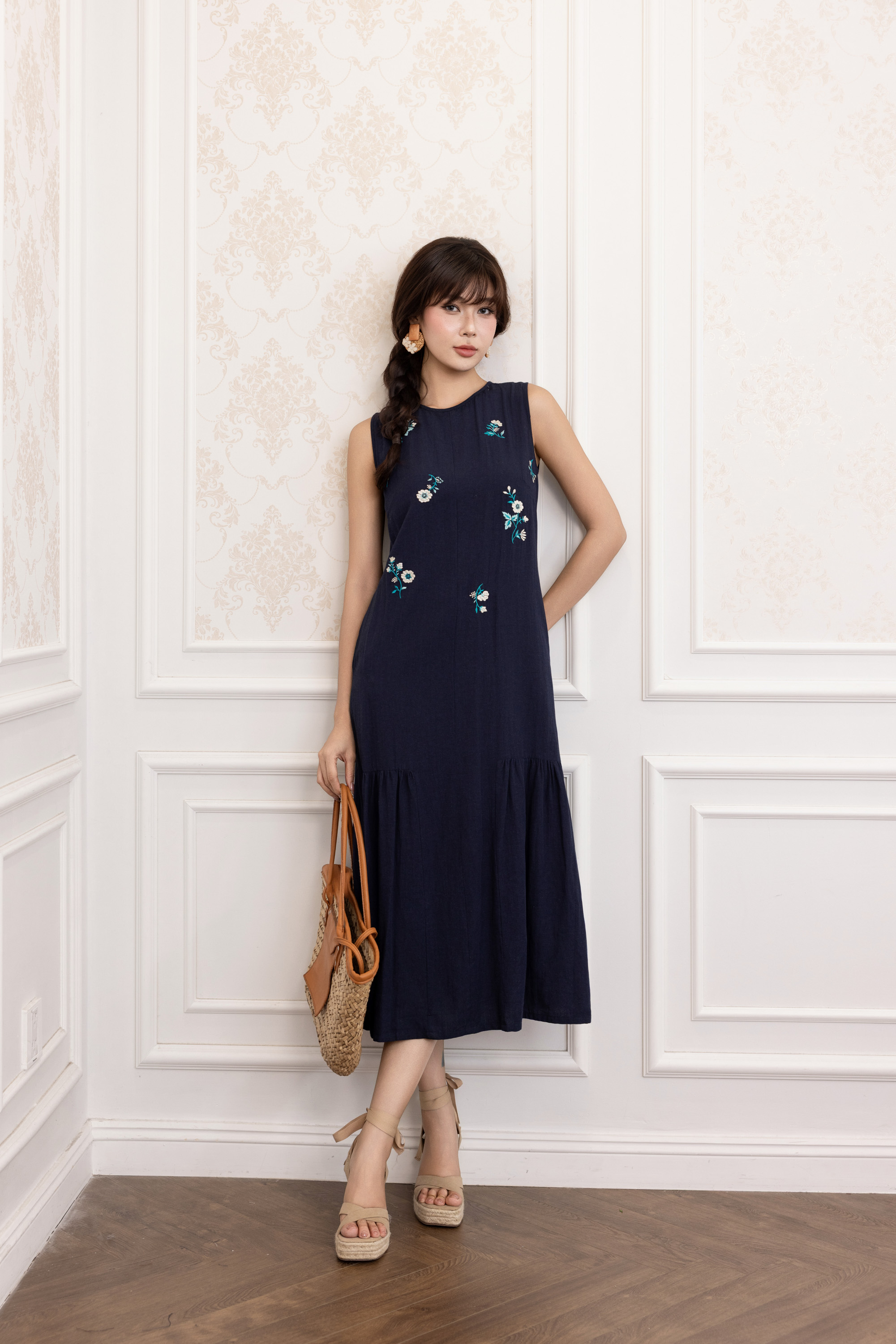 SWANLAKE | Váy Đầm Nữ Maxi Suông Sát Nách Cổ Tròn Vải Linen Thêu Hoa Hai Lớp Du Lịch Biển Hè D13718LW01