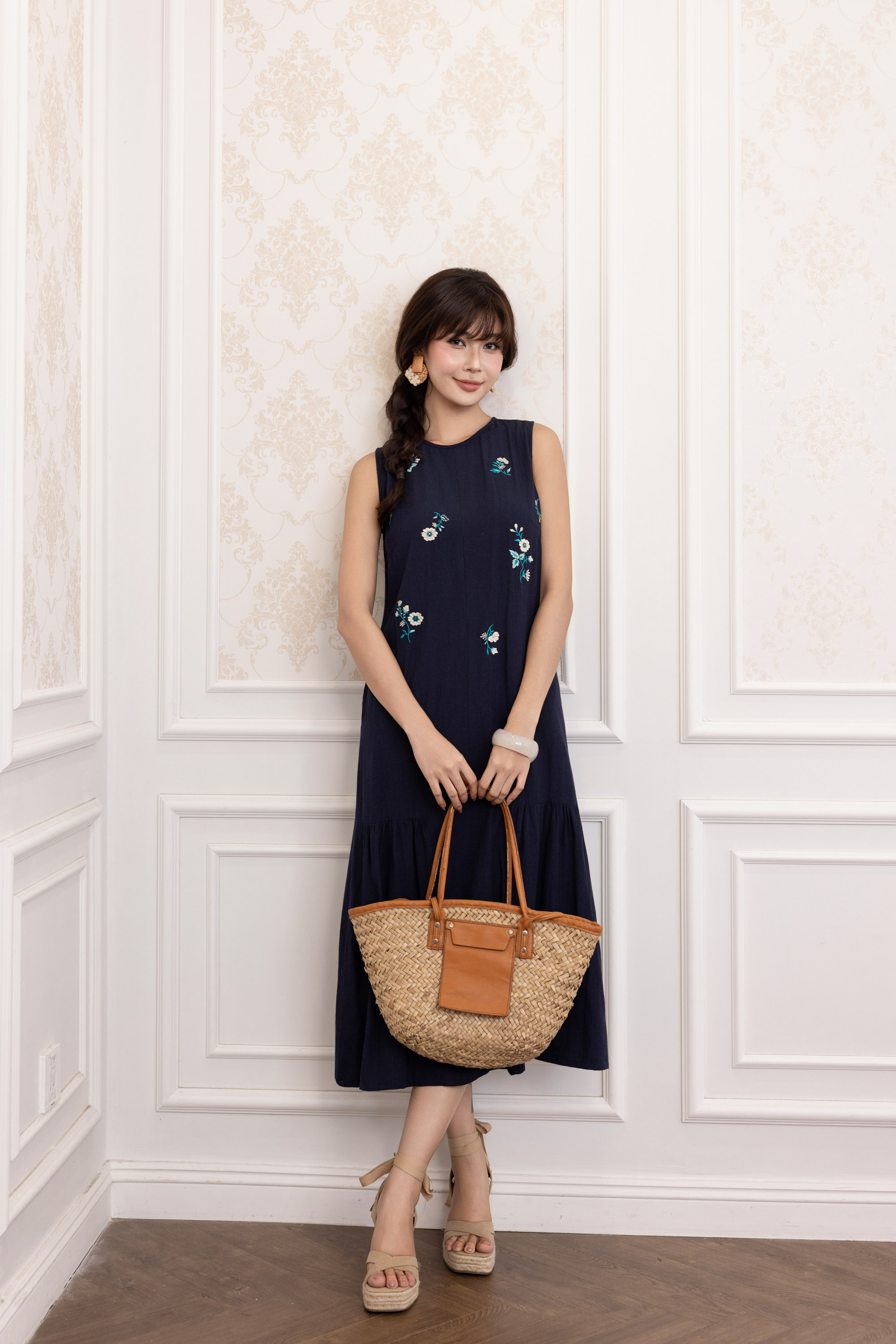 SWANLAKE | Váy Đầm Nữ Maxi Suông Sát Nách Cổ Tròn Vải Linen Thêu Hoa Hai Lớp Du Lịch Biển Hè D13718LW01