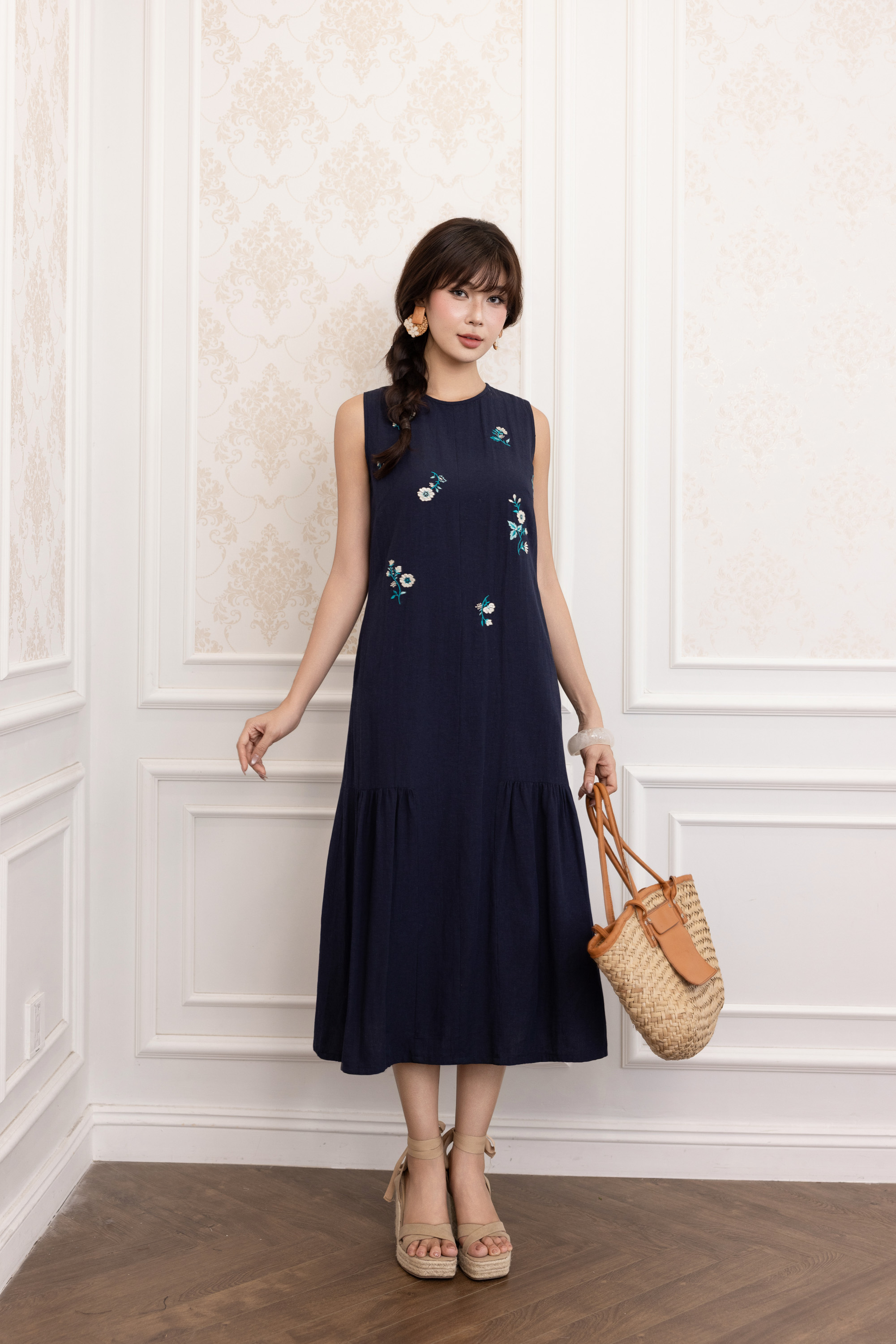 SWANLAKE | Váy Đầm Nữ Maxi Suông Sát Nách Cổ Tròn Vải Linen Thêu Hoa Hai Lớp Du Lịch Biển Hè D13718LW01