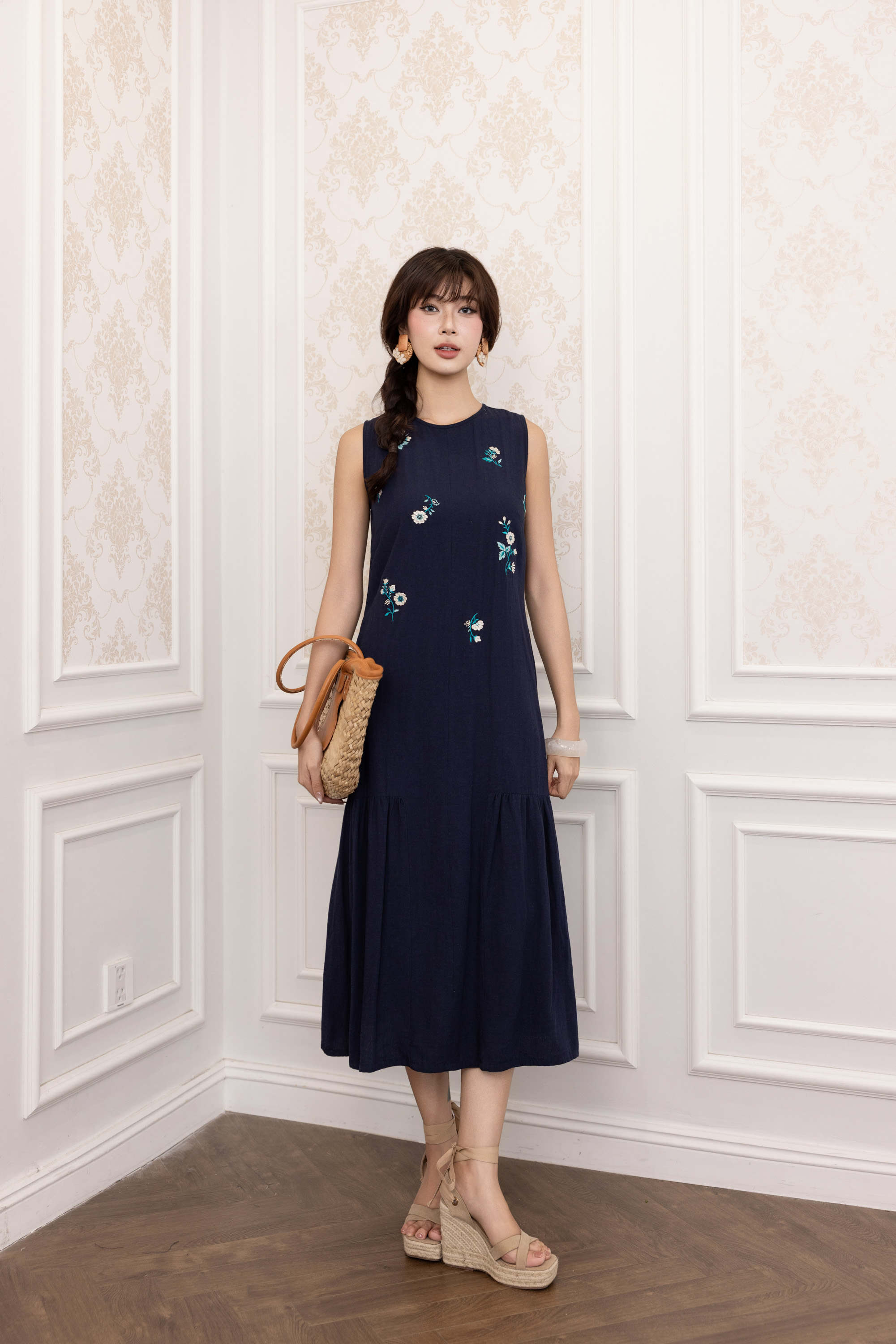 SWANLAKE | Váy Đầm Nữ Maxi Suông Sát Nách Cổ Tròn Vải Linen Thêu Hoa Hai Lớp Du Lịch Biển Hè D13718LW01