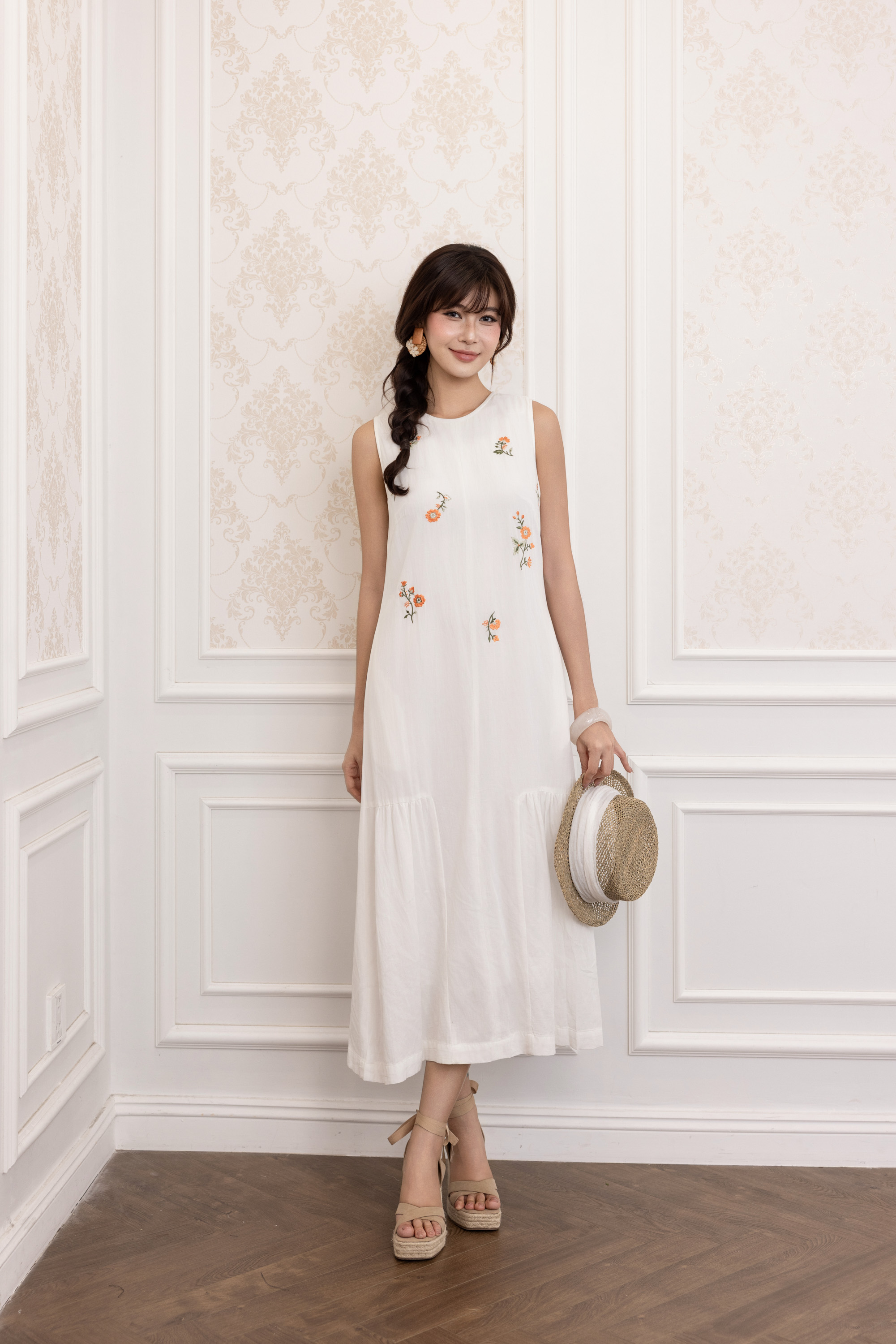SWANLAKE | Váy Đầm Nữ Maxi Suông Sát Nách Cổ Tròn Vải Linen Thêu Hoa Hai Lớp Du Lịch Biển Hè D13718LW01