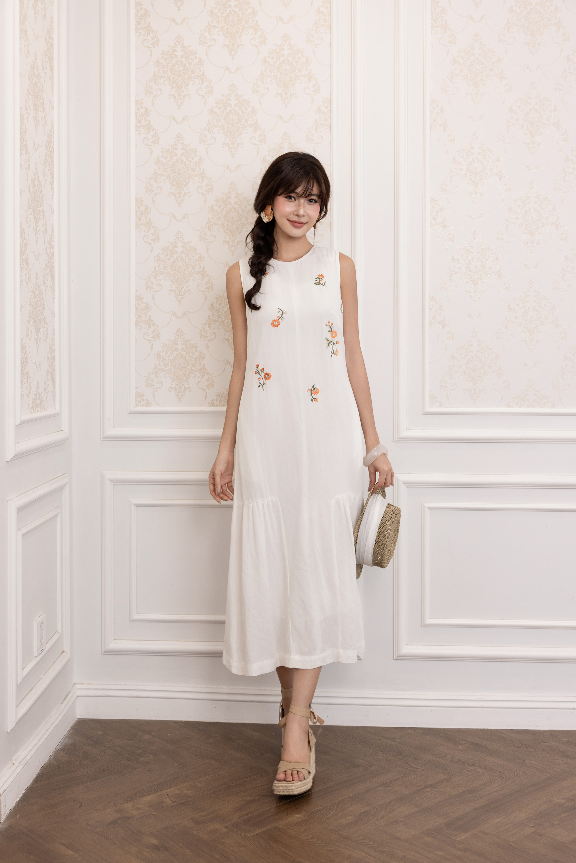 SWANLAKE | Váy Đầm Nữ Maxi Suông Sát Nách Cổ Tròn Vải Linen Thêu Hoa Hai Lớp Du Lịch Biển Hè D13718LW01