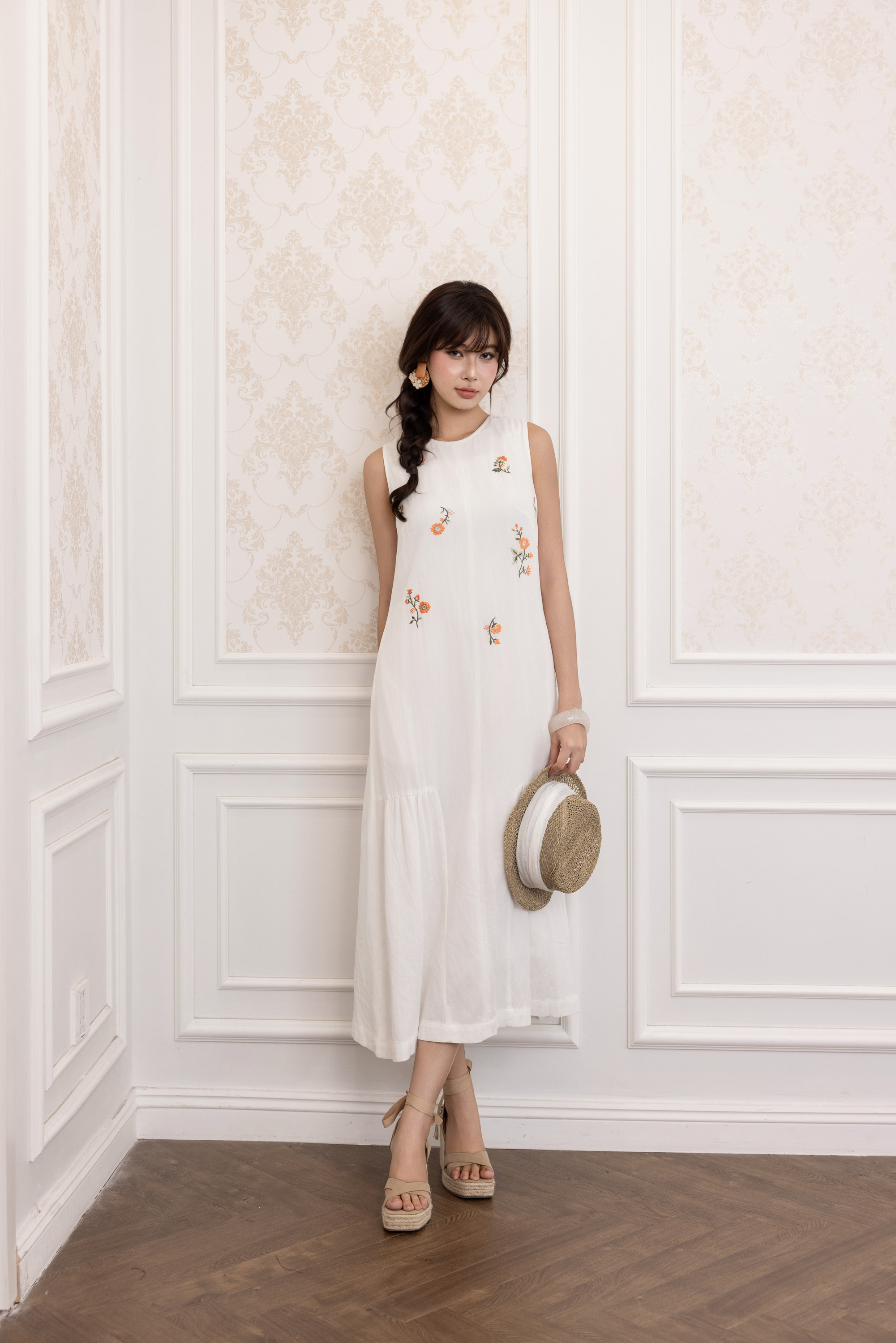 SWANLAKE | Váy Đầm Nữ Maxi Suông Sát Nách Cổ Tròn Vải Linen Thêu Hoa Hai Lớp Du Lịch Biển Hè D13718LW01