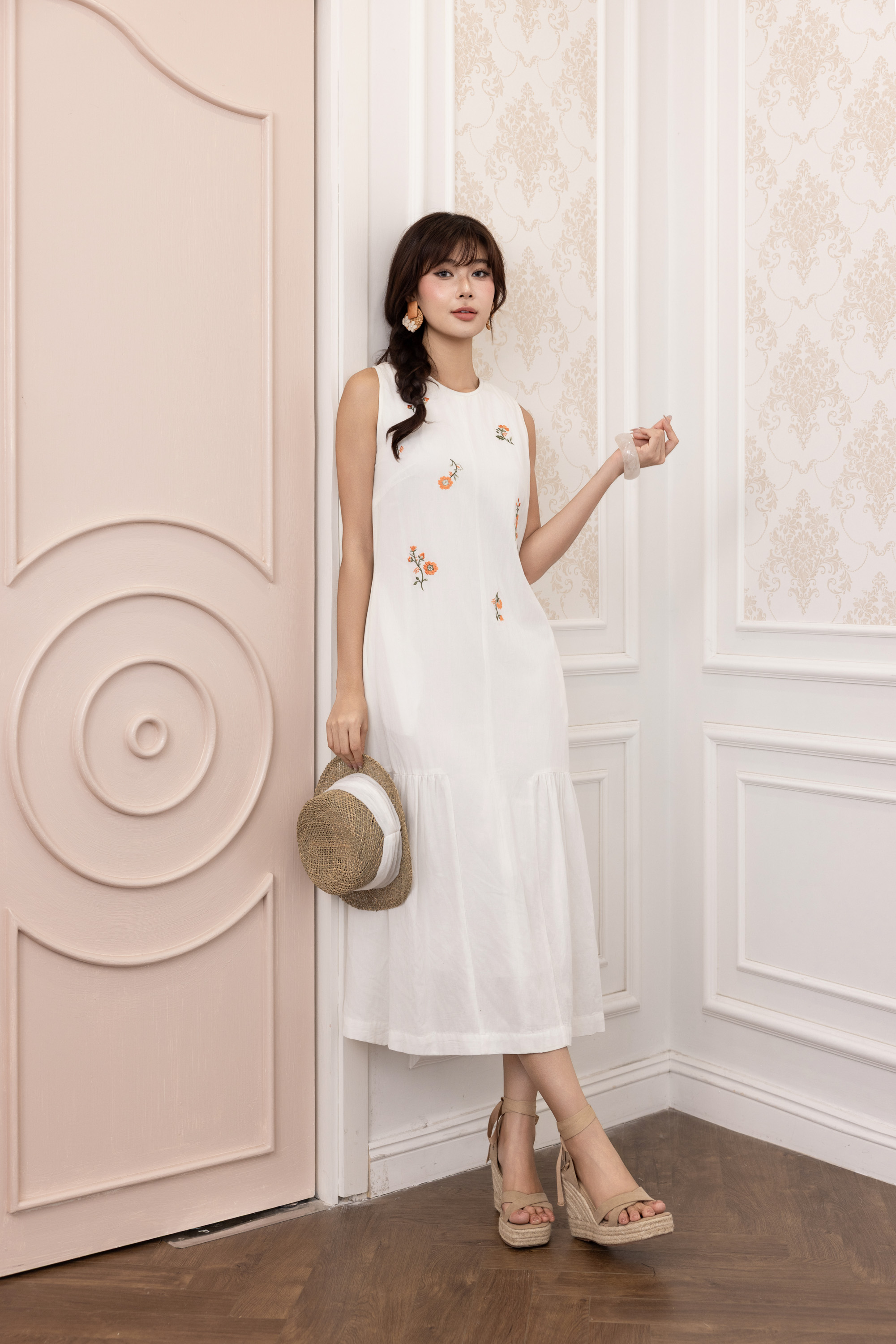 SWANLAKE | Váy Đầm Nữ Maxi Suông Sát Nách Cổ Tròn Vải Linen Thêu Hoa Hai Lớp Du Lịch Biển Hè D13718LW01