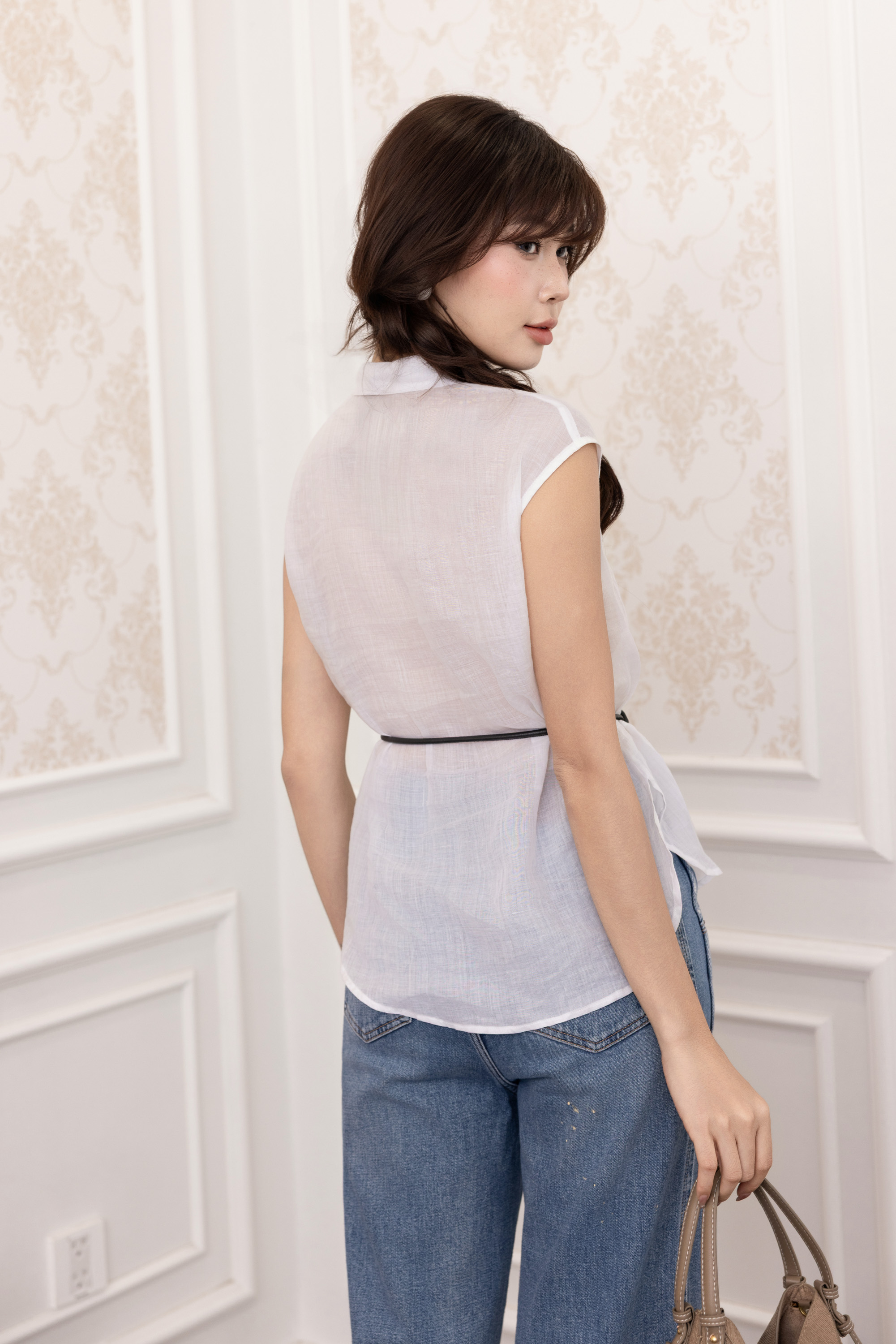 SWANLAKE | Áo Kiểu Nữ Cổ Sơ Mi Trơn Basic Vải Linen Tơ Sát Nách Vạt Bầu Công Sở Thanh Lịch A13816LW01