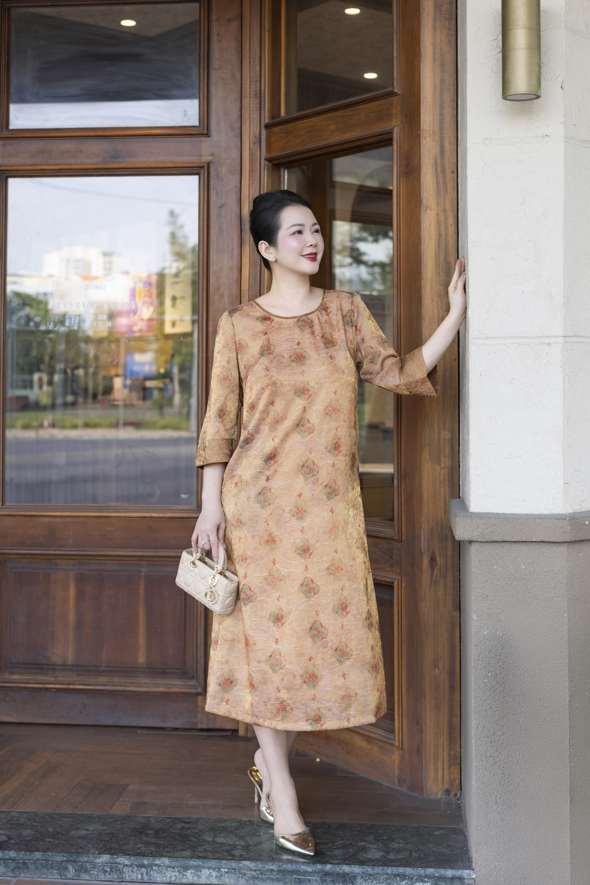 M COLLECTION | Váy Đầm Tiệc Suông Nữ Trung Niên Tặng Mẹ Tơ Nha Xá Cổ Tròn Tay Lỡ Có Túi D13532LW01