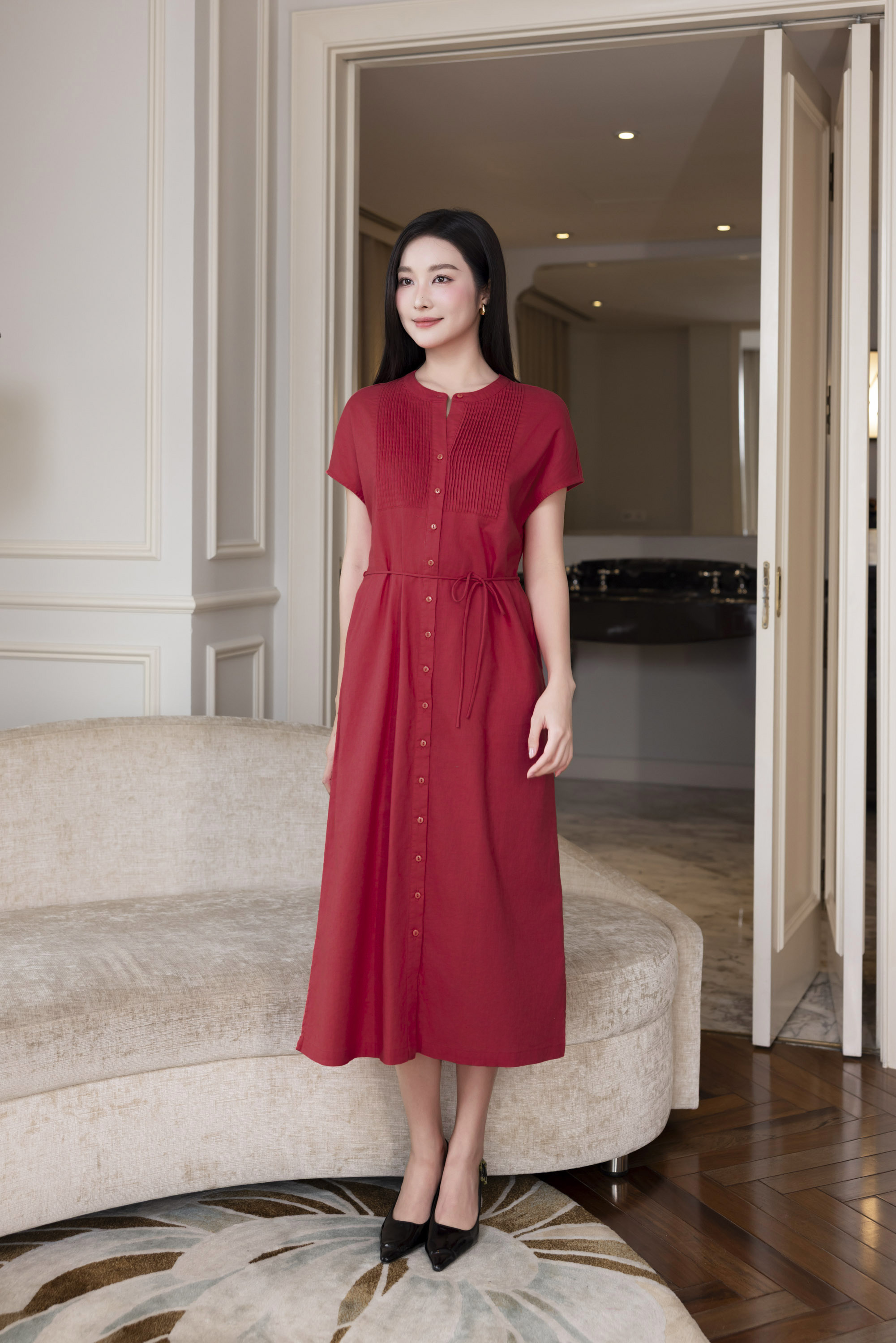 SWANLAKE | Váy Đầm Nữ Midi Suông Cổ Trụ Cài Nút Xếp Ly Vải Linen Dây Thắt Eo Xẻ Tà Công Sở D12752LW01