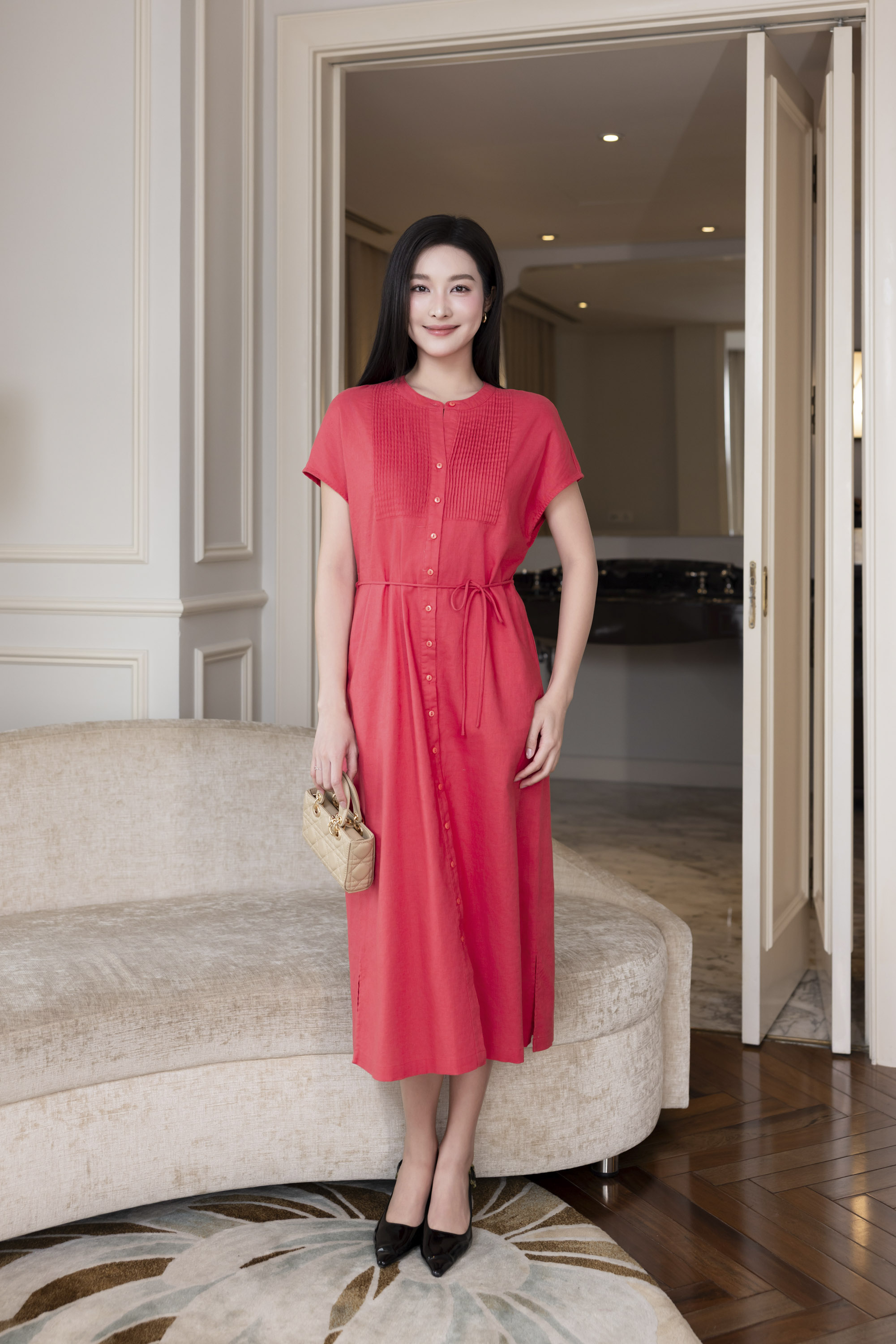 SWANLAKE | Váy Đầm Nữ Midi Suông Cổ Trụ Cài Nút Xếp Ly Vải Linen Dây Thắt Eo Xẻ Tà Công Sở D12752LW01