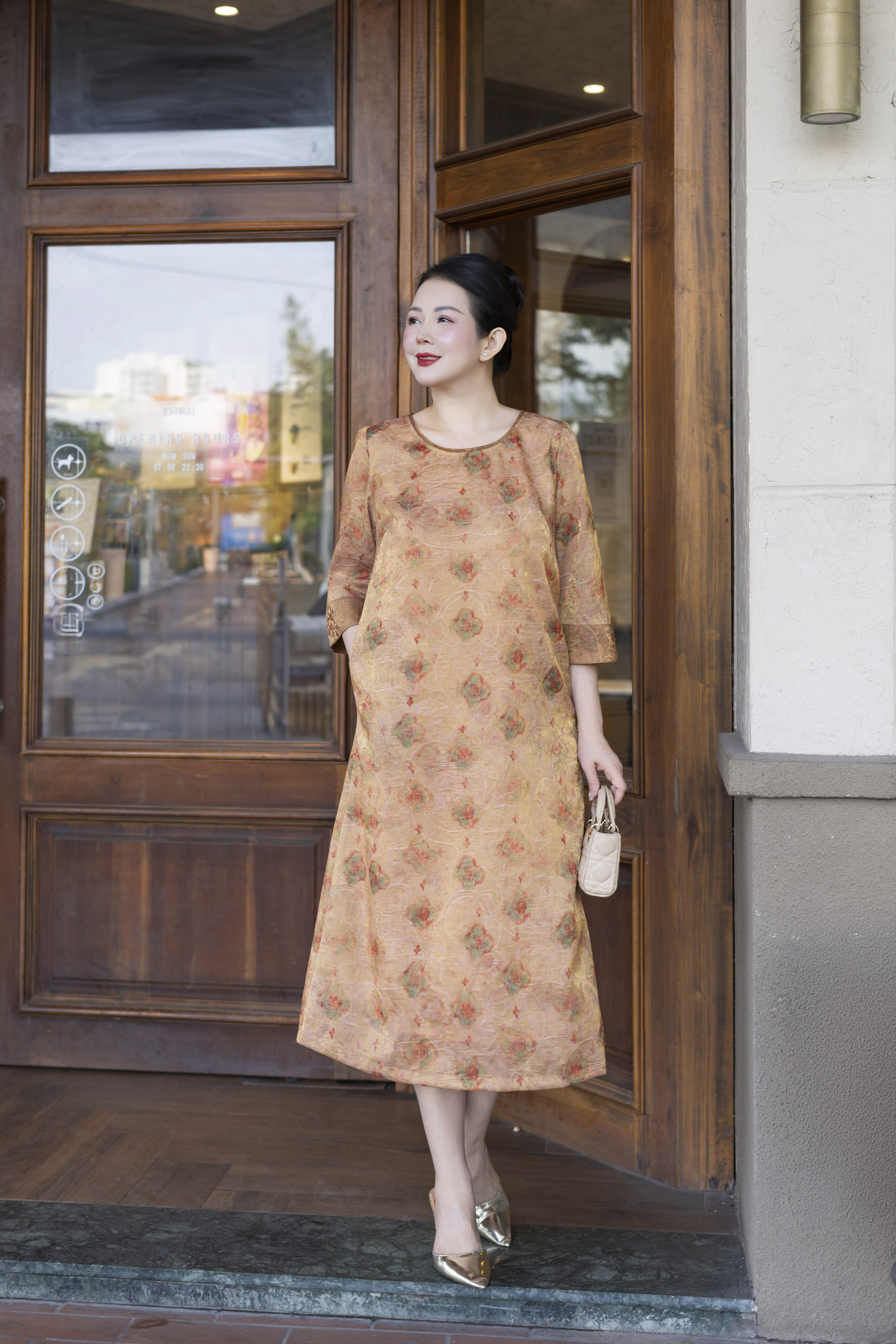 M COLLECTION | Váy Đầm Tiệc Suông Nữ Trung Niên Tặng Mẹ Tơ Nha Xá Cổ Tròn Tay Lỡ Có Túi D13532LW01