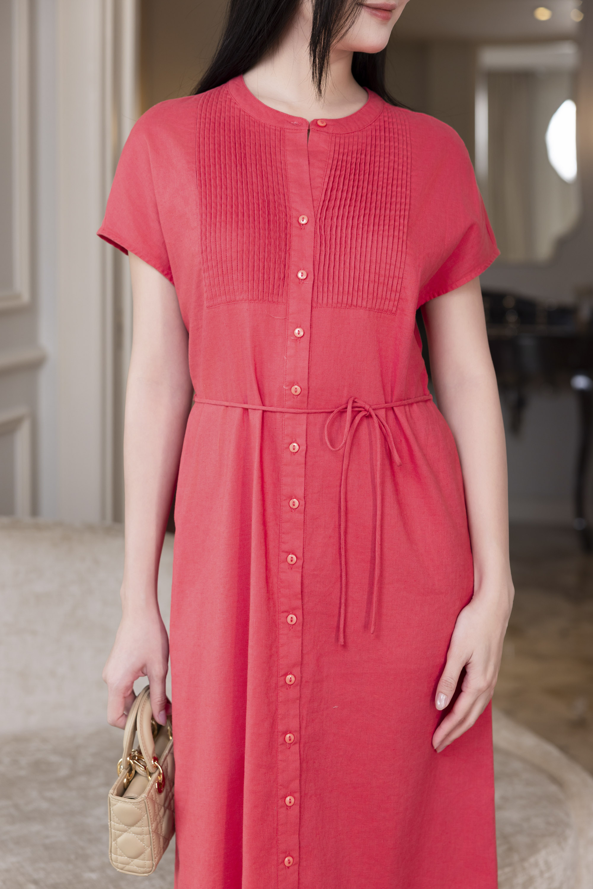 SWANLAKE | Váy Đầm Nữ Midi Suông Cổ Trụ Cài Nút Xếp Ly Vải Linen Dây Thắt Eo Xẻ Tà Công Sở D12752LW01