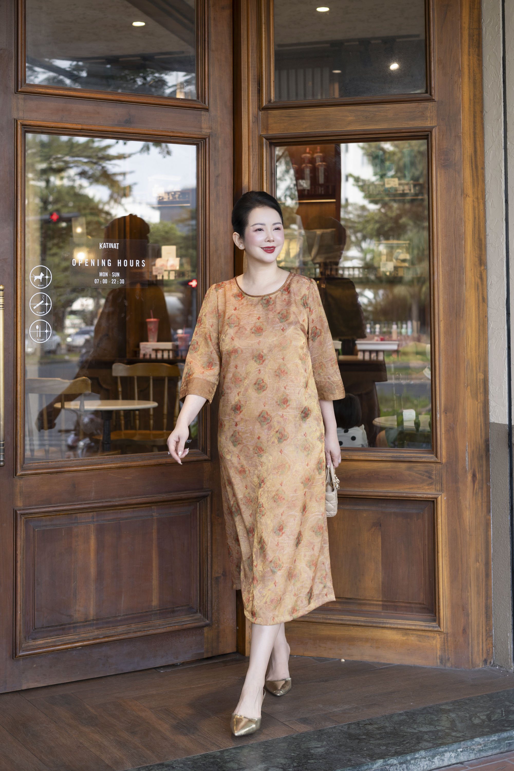 M COLLECTION | Váy Đầm Tiệc Suông Nữ Trung Niên Tặng Mẹ Tơ Nha Xá Cổ Tròn Tay Lỡ Có Túi D13532LW01