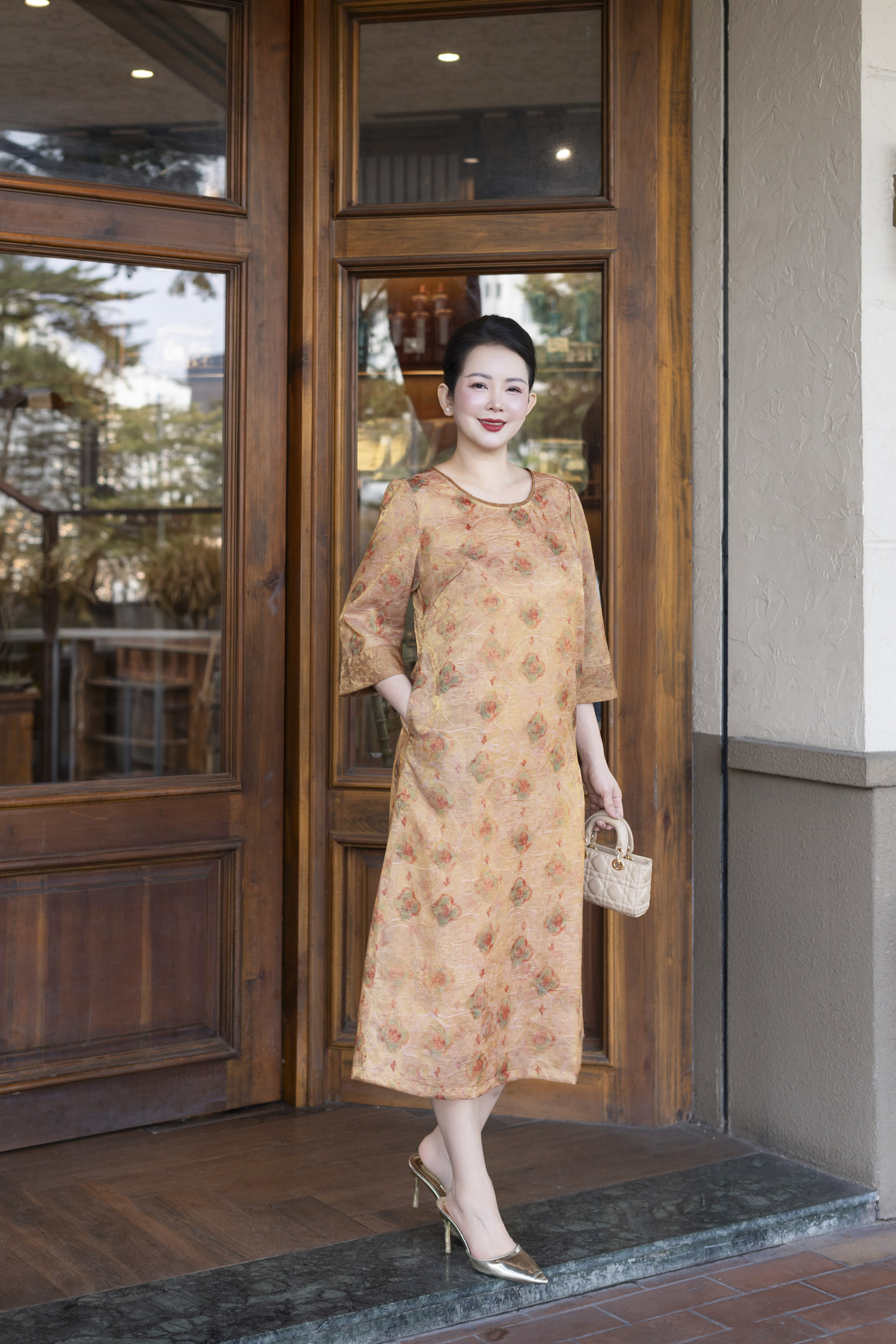 M COLLECTION | Váy Đầm Tiệc Suông Nữ Trung Niên Tặng Mẹ Tơ Nha Xá Cổ Tròn Tay Lỡ Có Túi D13532LW01