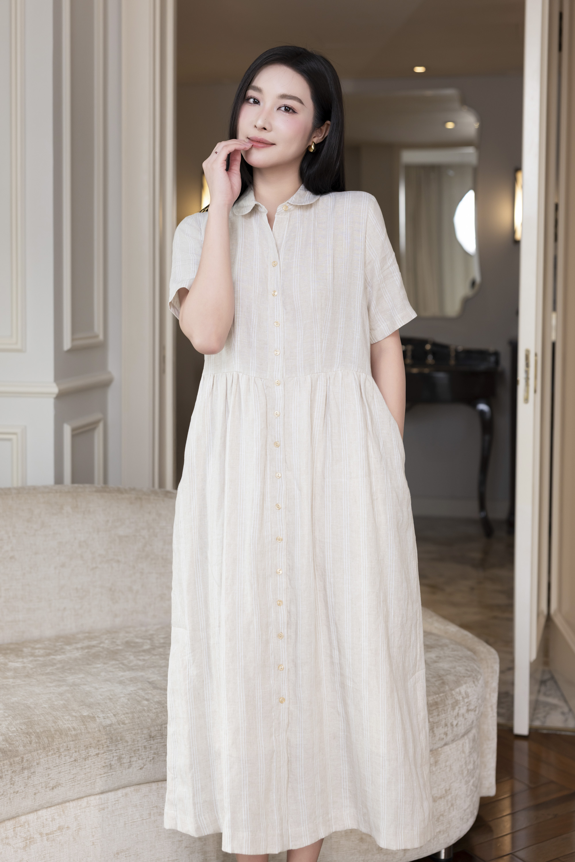 SWANLAKE | Váy Đầm Sơ Mi Nữ Midi Suông Cài Nút Sọc Dọc Nhấn Eo Xếp Ly Công Sở Linen Có Túi D12498LW02