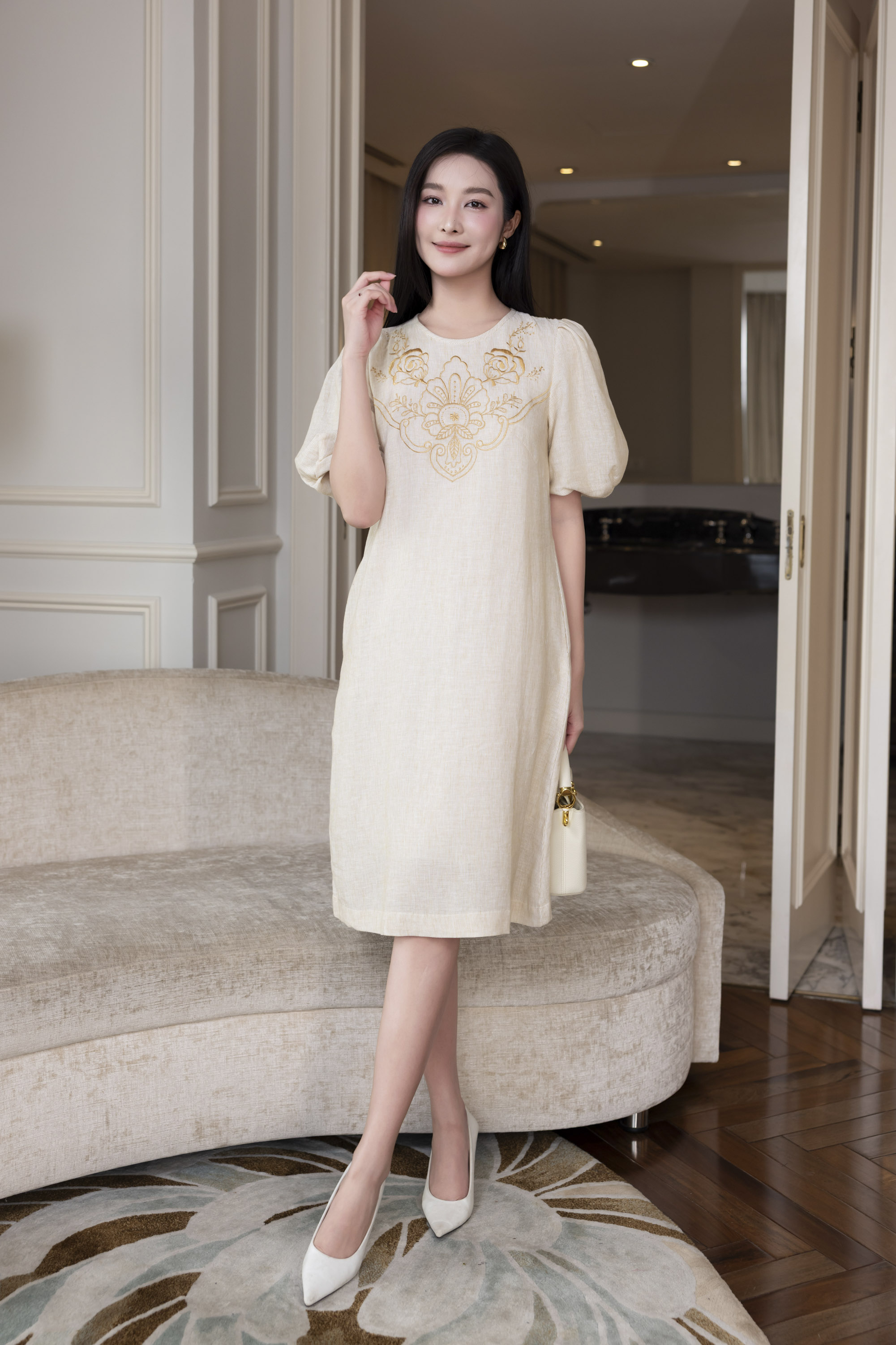 SWANLAKE | Váy Đầm Nữ Suông Tay Bí Phồng Thêu Hoa Bóng Nổi Công Sở Linen Sọc Cổ Tròn Có Túi D12873LW01