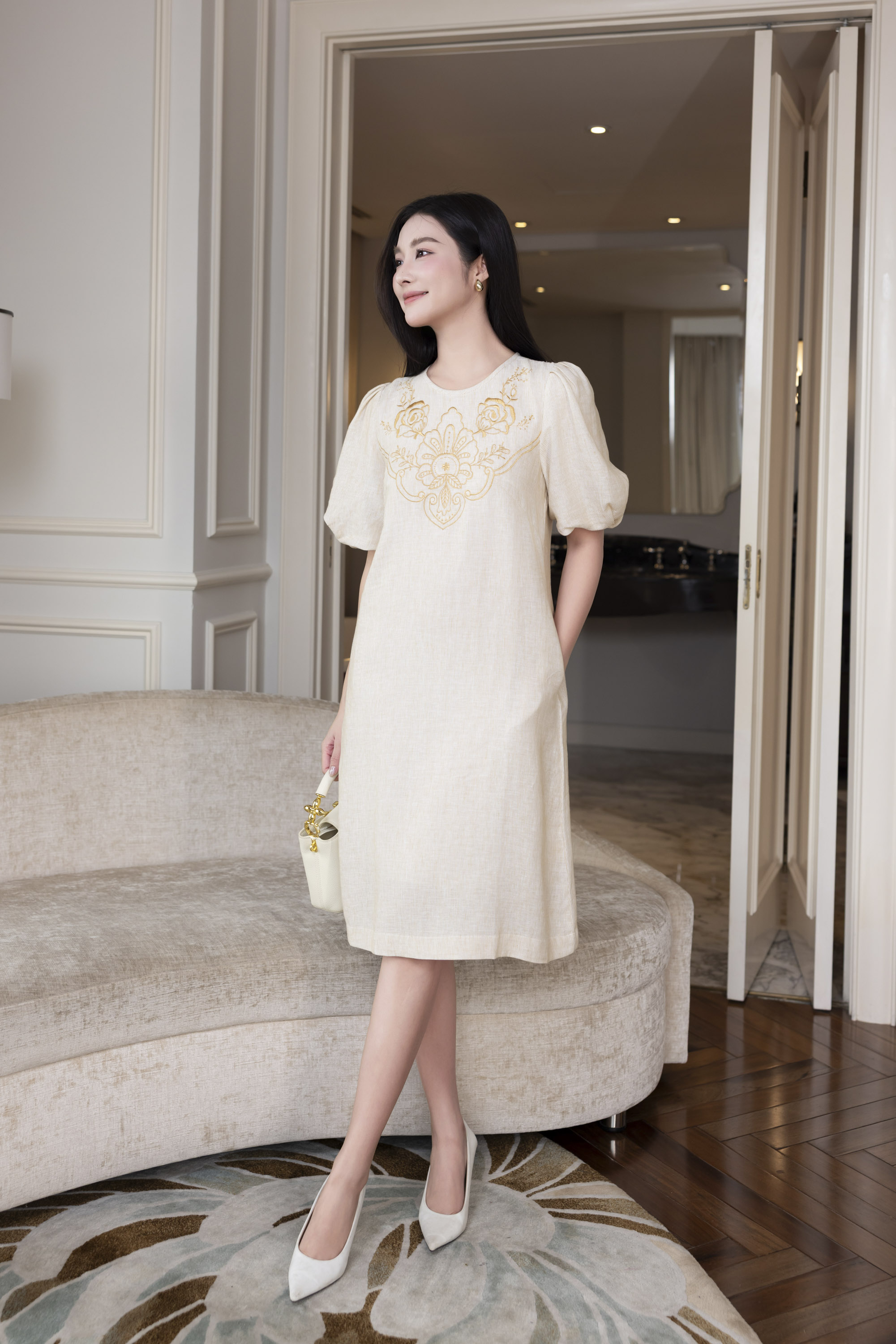 SWANLAKE | Váy Đầm Nữ Suông Tay Bí Phồng Thêu Hoa Bóng Nổi Công Sở Linen Sọc Cổ Tròn Có Túi D12873LW01