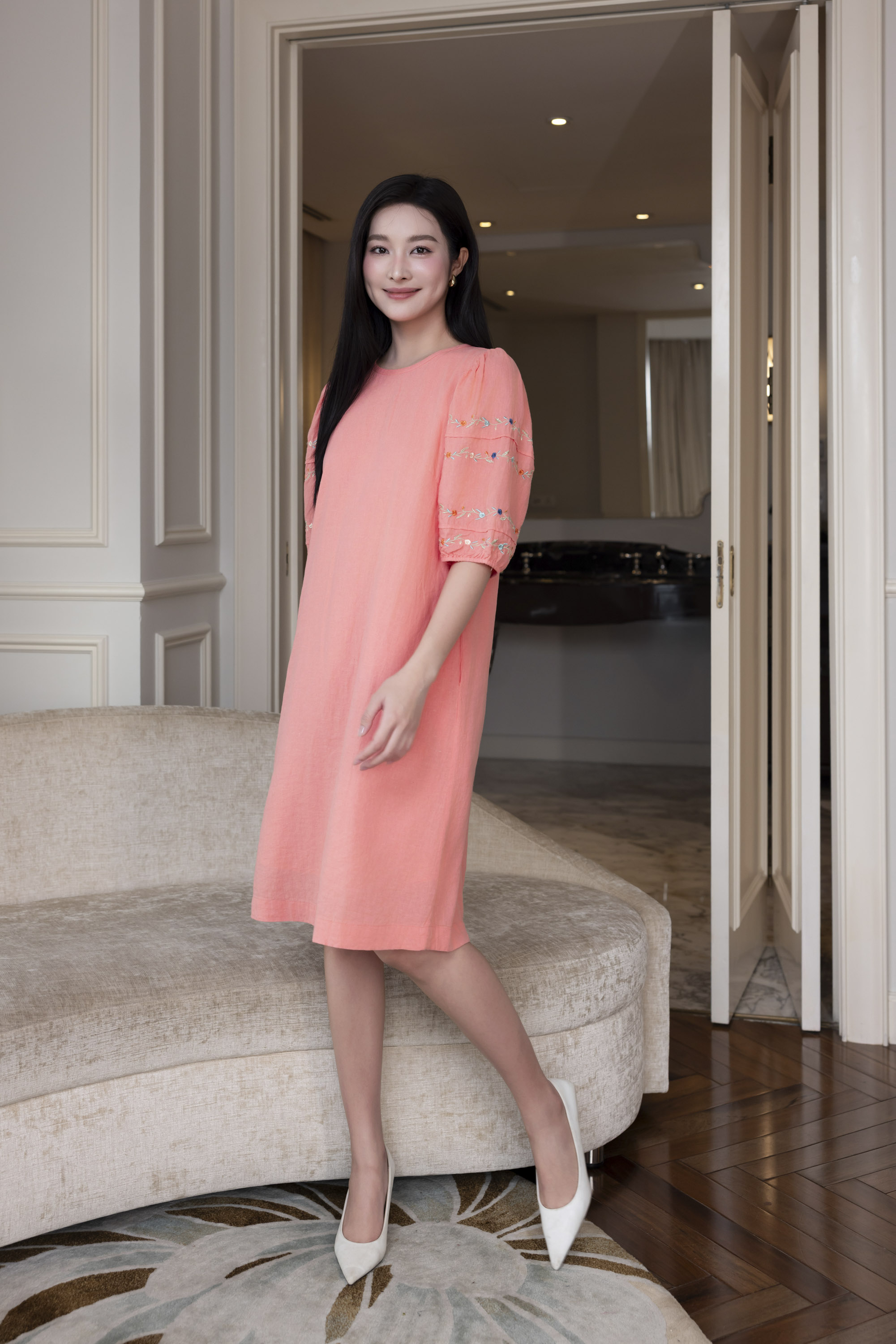 SWANLAKE | Váy Đầm Nữ Suông Vải Linen Tay Bí Lỡ Thêu Hoa Cổ Tròn Có Túi Công Sở Thanh Lịch D12768LW01