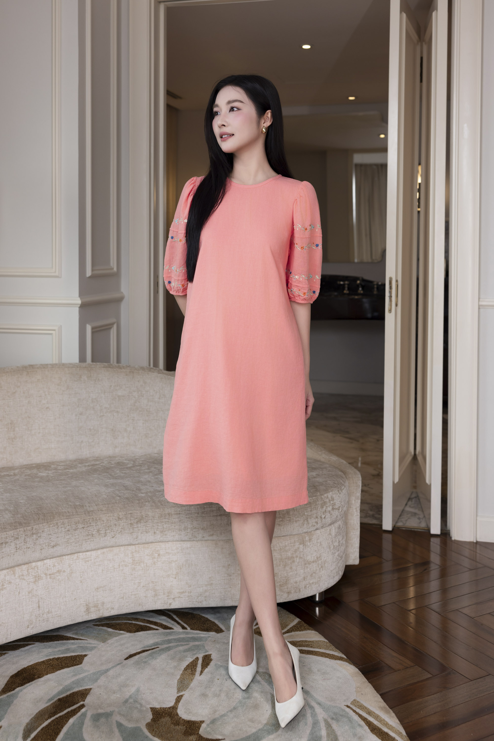 SWANLAKE | Váy Đầm Nữ Suông Vải Linen Tay Bí Lỡ Thêu Hoa Cổ Tròn Có Túi Công Sở Thanh Lịch D12768LW01