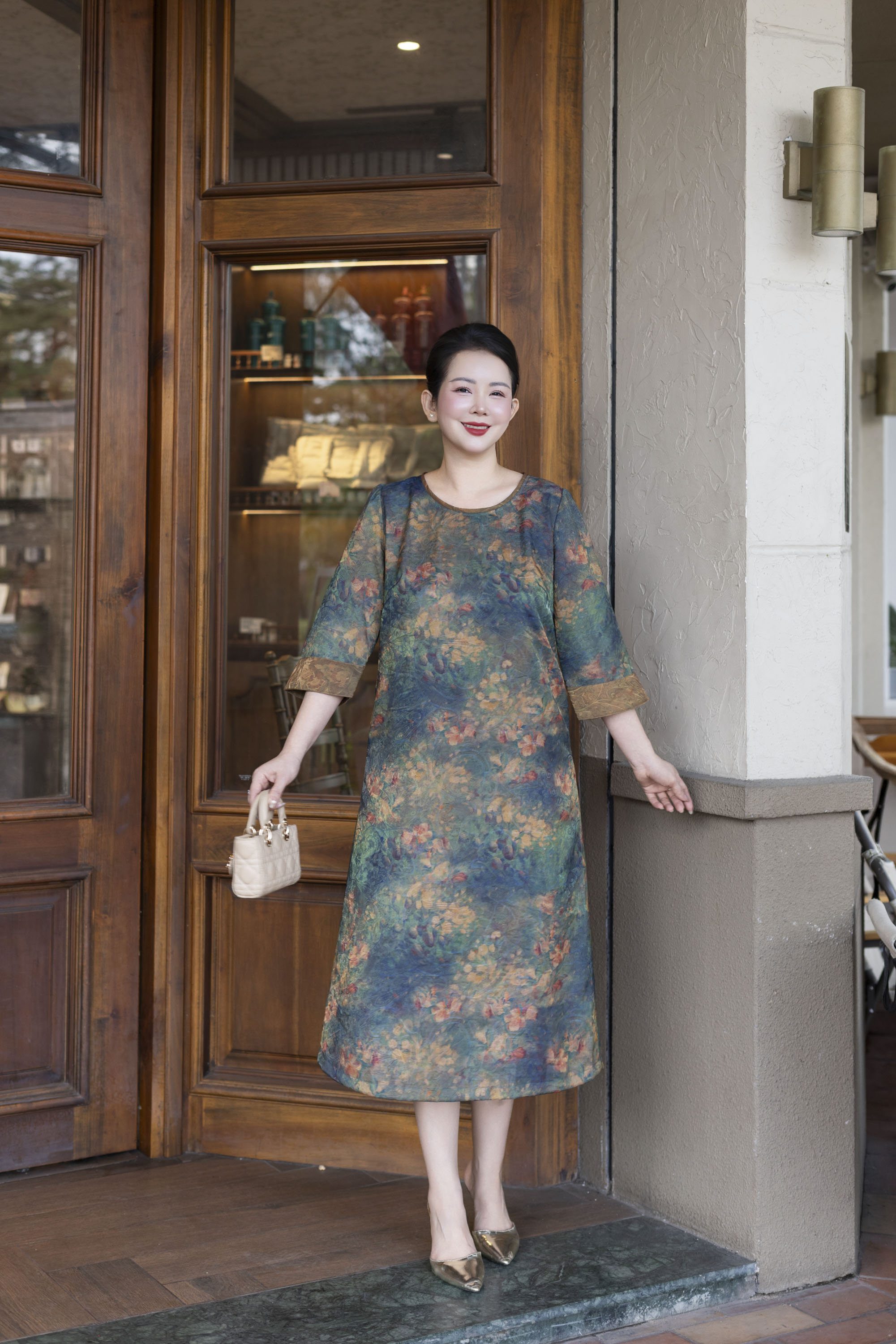 M COLLECTION | Váy Đầm Tiệc Suông Nữ Trung Niên Tặng Mẹ Tơ Nha Xá Cổ Tròn Tay Lỡ Có Túi D13532LW01