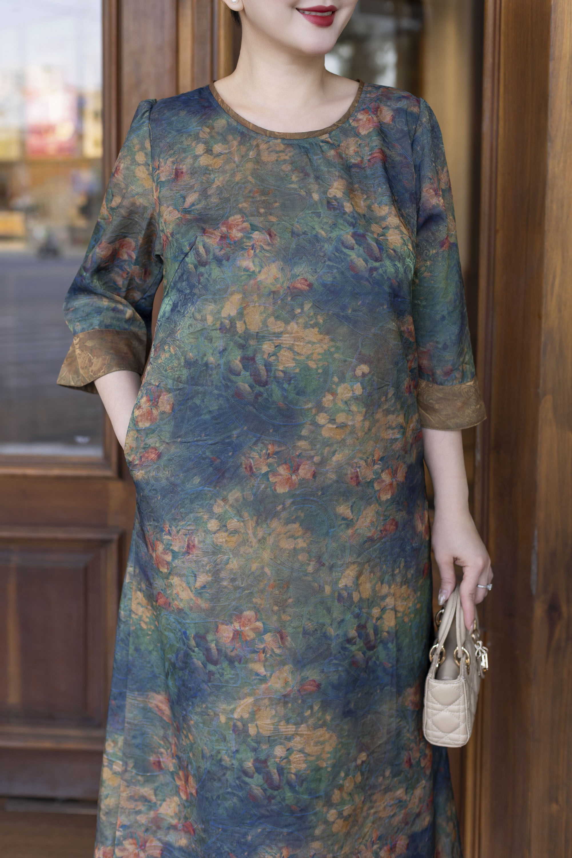 M COLLECTION | Váy Đầm Tiệc Suông Nữ Trung Niên Tặng Mẹ Tơ Nha Xá Cổ Tròn Tay Lỡ Có Túi D13532LW01