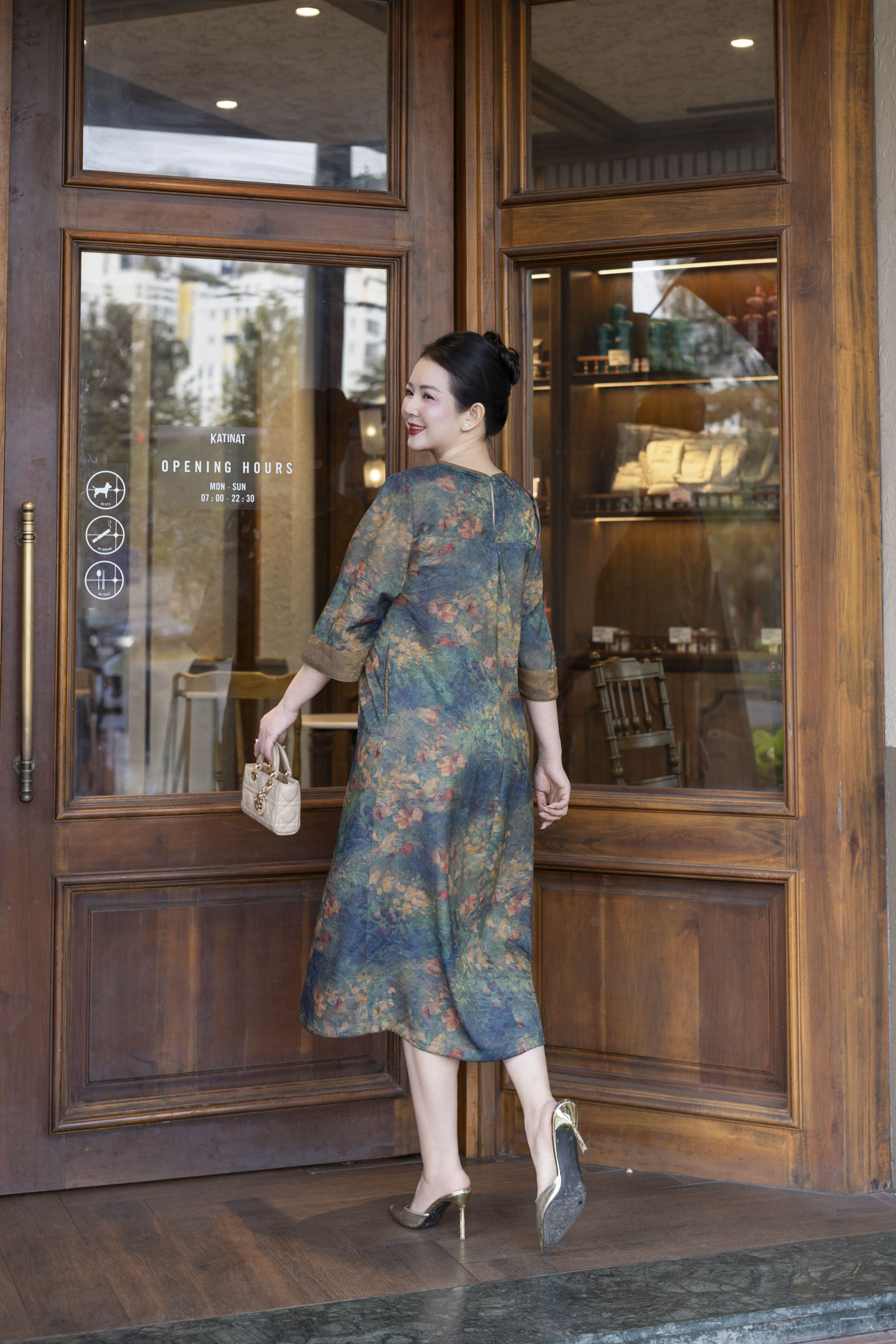 M COLLECTION | Váy Đầm Tiệc Suông Nữ Trung Niên Tặng Mẹ Tơ Nha Xá Cổ Tròn Tay Lỡ Có Túi D13532LW01