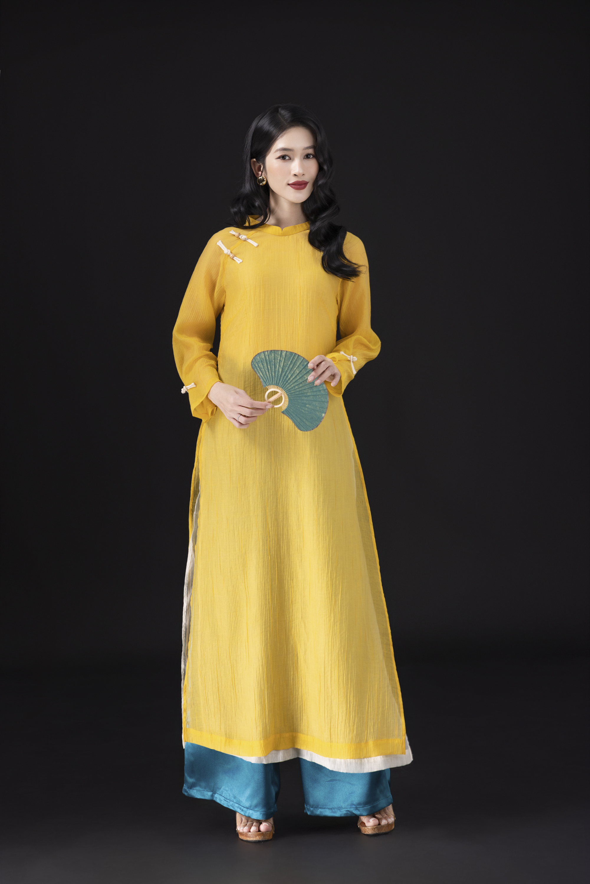 SWANLAKE | Áo Dài Cách Tân Nữ Mộc Tâm Phom Suông Cổ Trụ Tà Kép Chất Vải Xốp Hàn Đính Nút L13122LW01