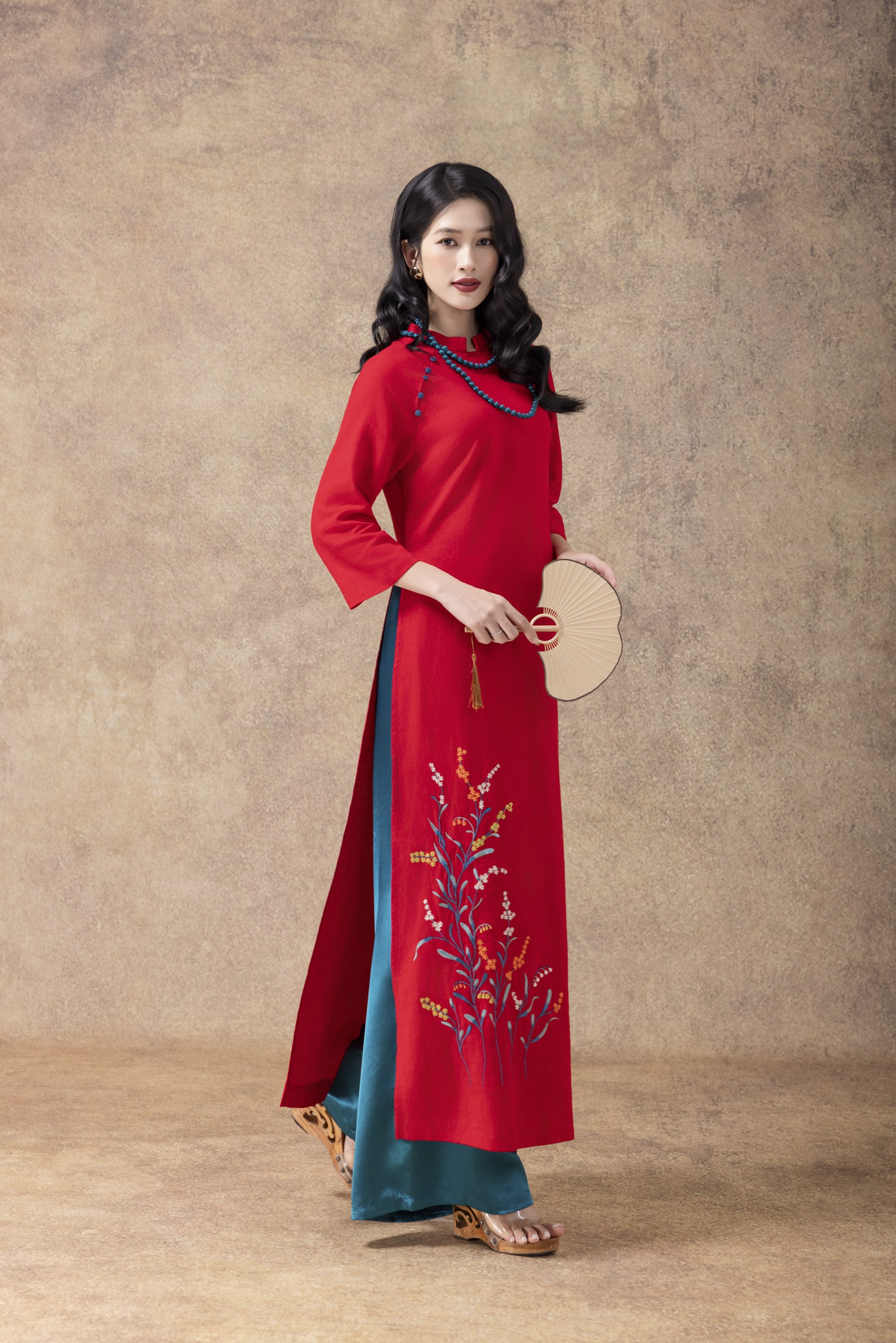 M COLLECTION | Áo Dài Tết Trung Niên Tặng Mẹ Phom Suông Cổ Truyền Thống Vải Linen Thêu Hoa L13090LW01