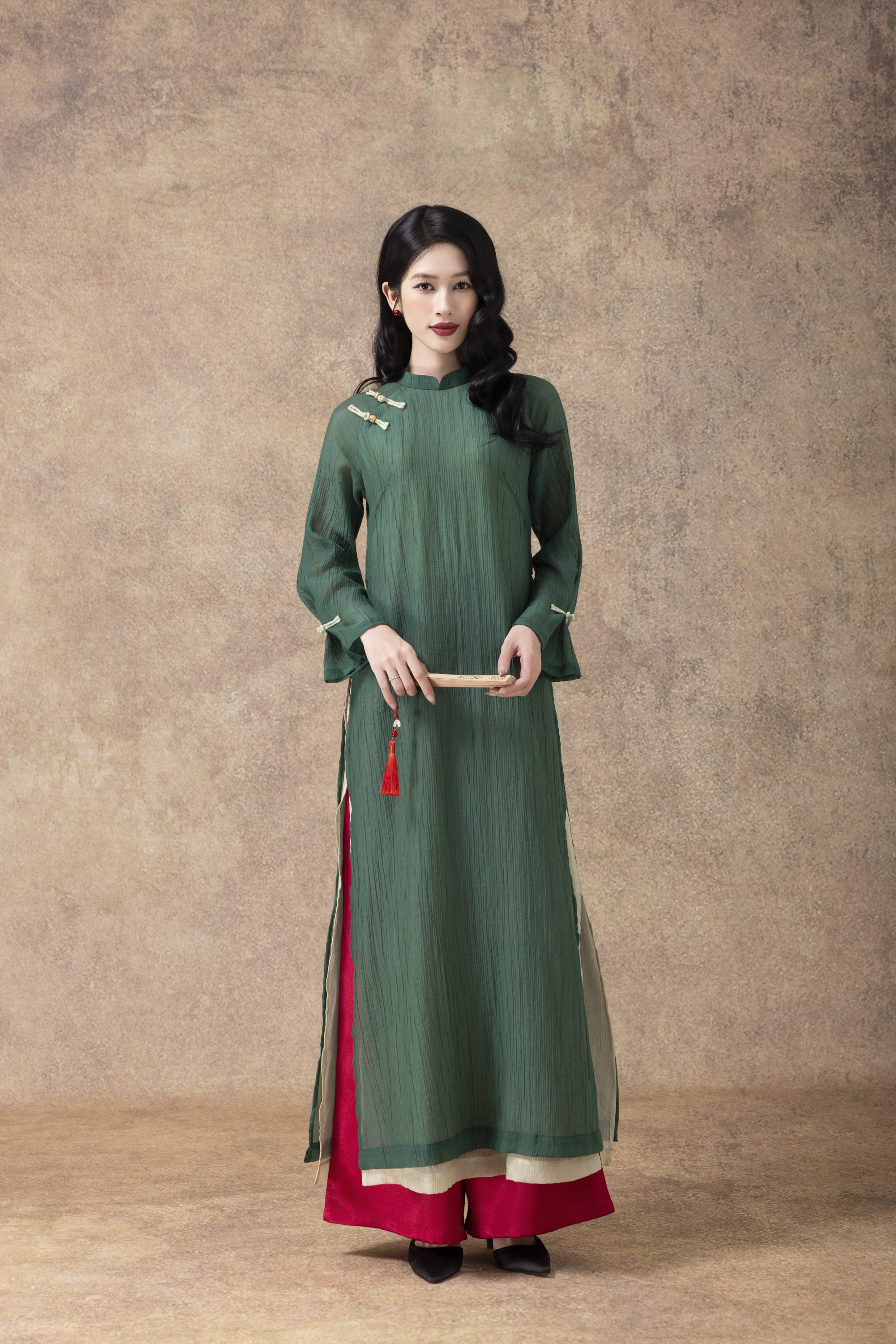 SWANLAKE | Áo Dài Cách Tân Nữ Mộc Tâm Phom Suông Cổ Trụ Tà Kép Chất Vải Xốp Hàn Đính Nút L13122LW01