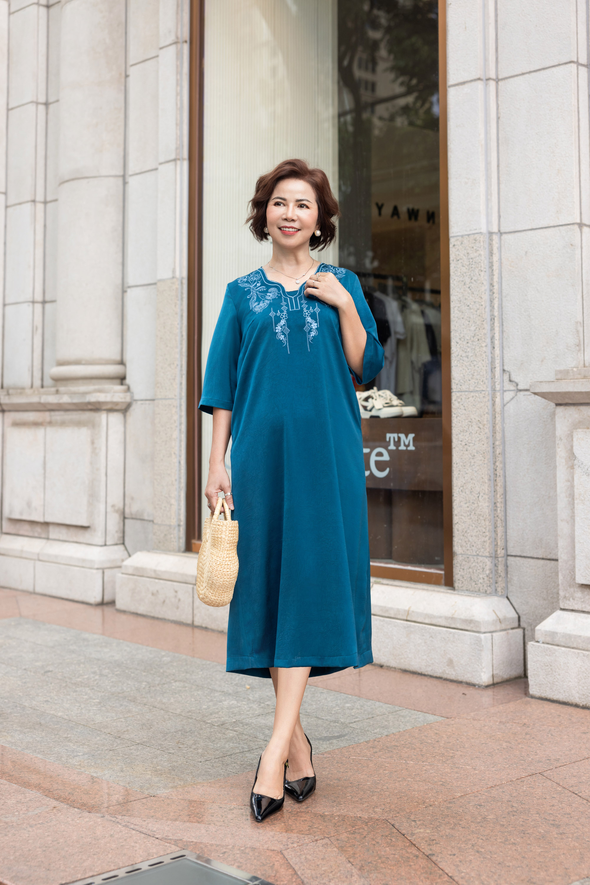 M Collection | Đầm Trung Niên Tặng Mẹ Phom Suông Dài Sang Trọng Vải Lụa Gấm Thêu Chi Tiết Viền Cổ D12387LW01