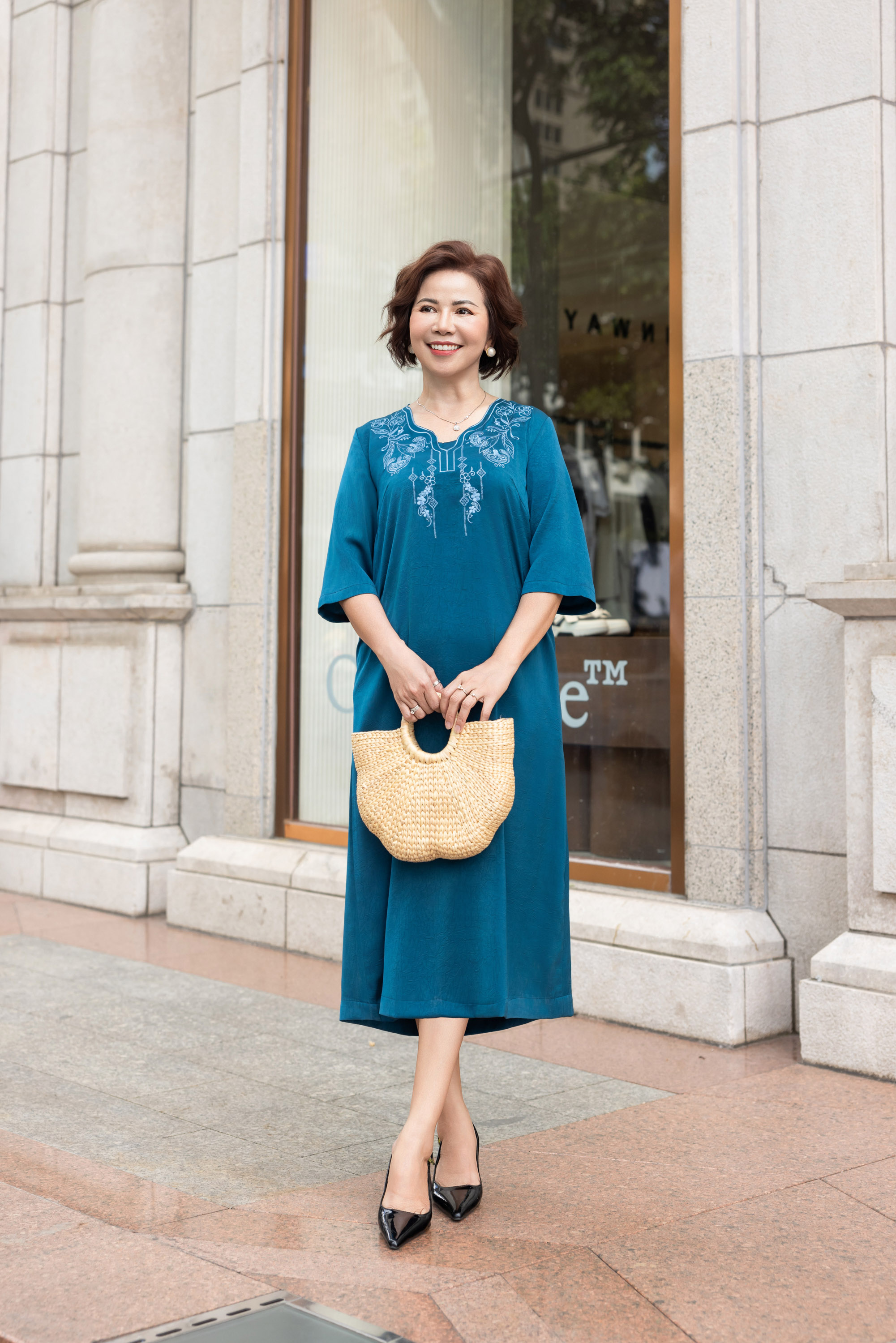 M Collection | Đầm Trung Niên Tặng Mẹ Phom Suông Dài Sang Trọng Vải Lụa Gấm Thêu Chi Tiết Viền Cổ D12387LW01