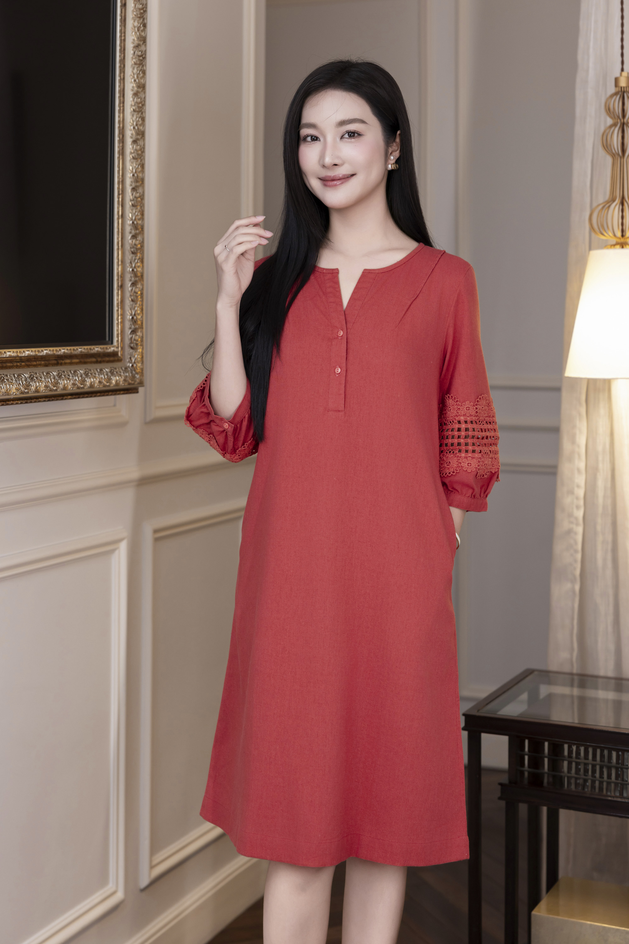 SWANLAKE | Váy Đầm Nữ Suông Cổ Trụ Cài Nút Vải Linen Tay Lỡ Phồng Thêu Hoa Phối Lưới Công Sở D12815LW01