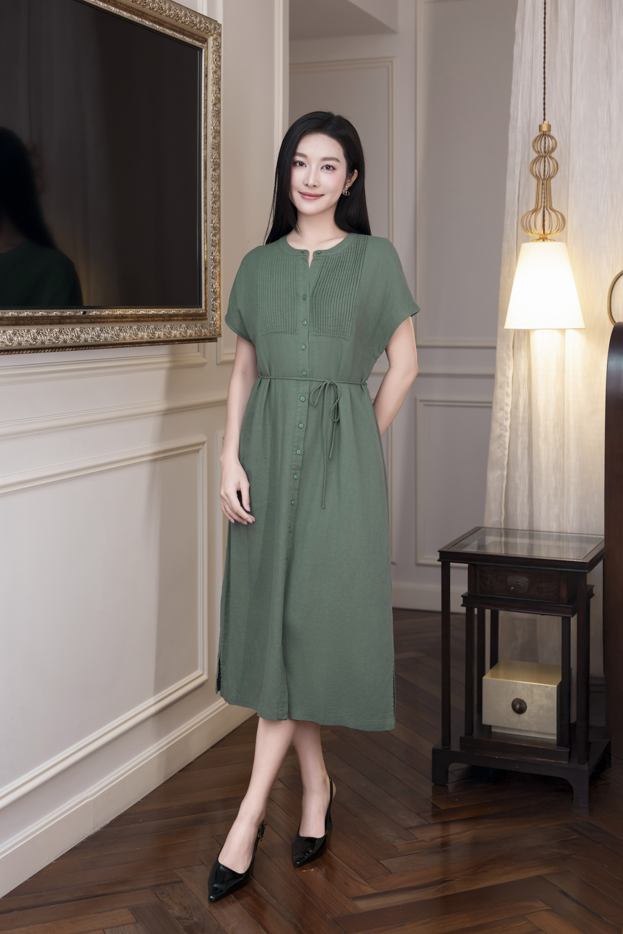 SWANLAKE | Váy Đầm Nữ Midi Suông Cổ Trụ Cài Nút Xếp Ly Vải Linen Dây Thắt Eo Xẻ Tà Công Sở D12752LW01