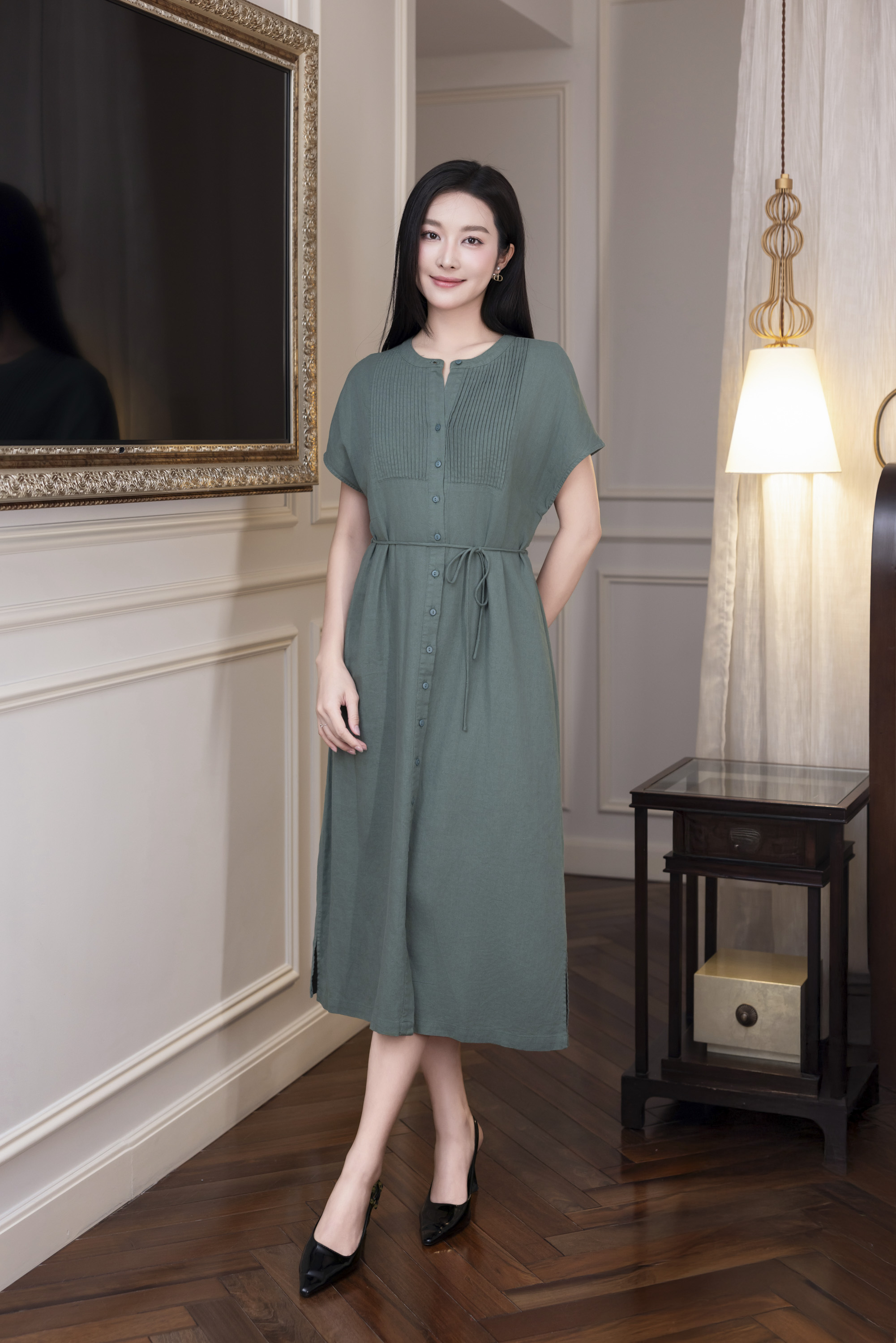 SWANLAKE | Váy Đầm Nữ Midi Suông Cổ Trụ Cài Nút Xếp Ly Vải Linen Dây Thắt Eo Xẻ Tà Công Sở D12752LW01
